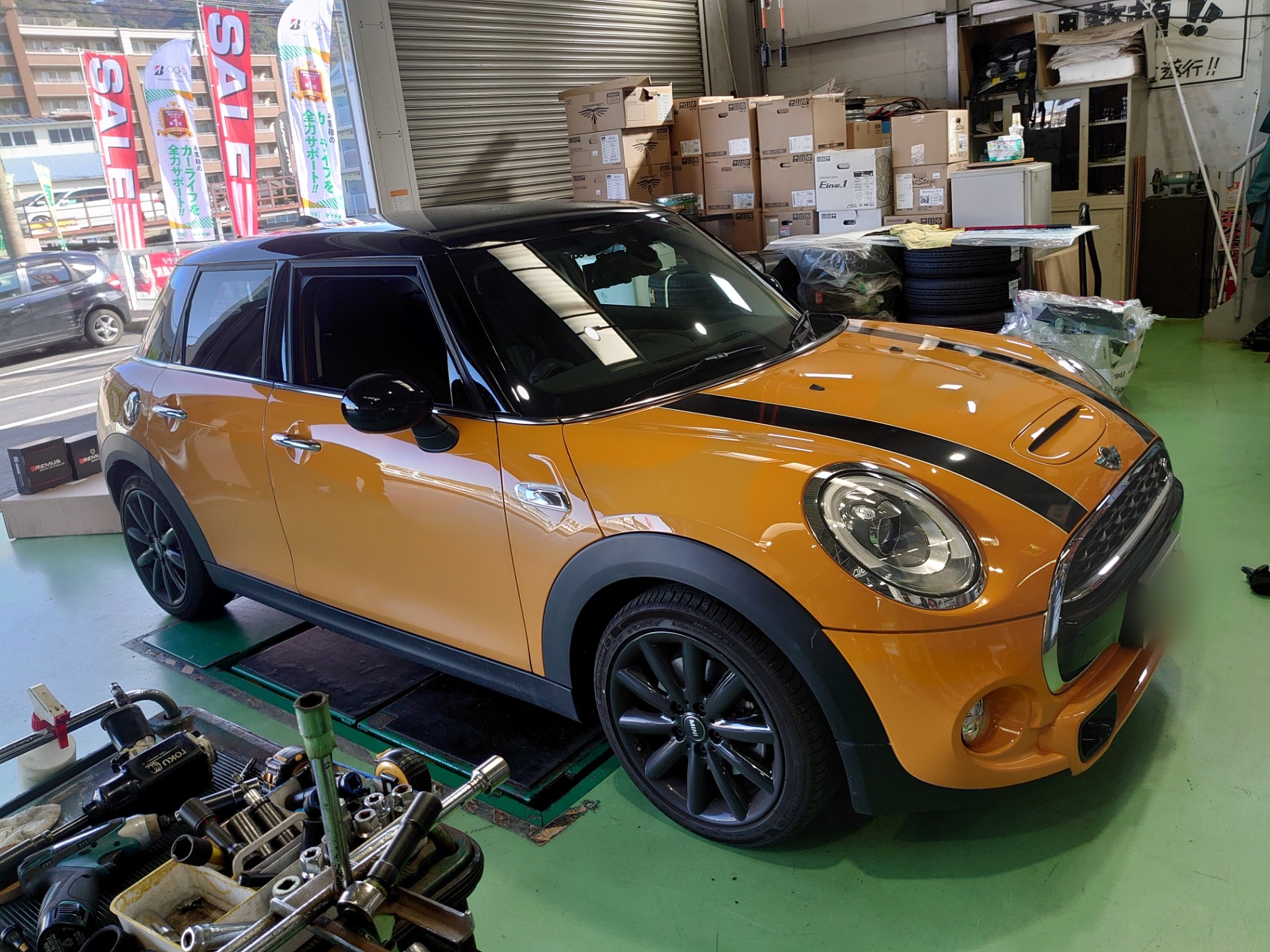 MINI Cooper S F55 マフラー交換しました♪ | ミニ クーパーS その他 パーツ取付 > マフラー類メーター類取付 |  技術サービス施工事例 | タイヤ館 福岡東 | タイヤからはじまる、トータルカーメンテナンス タイヤ館グループ