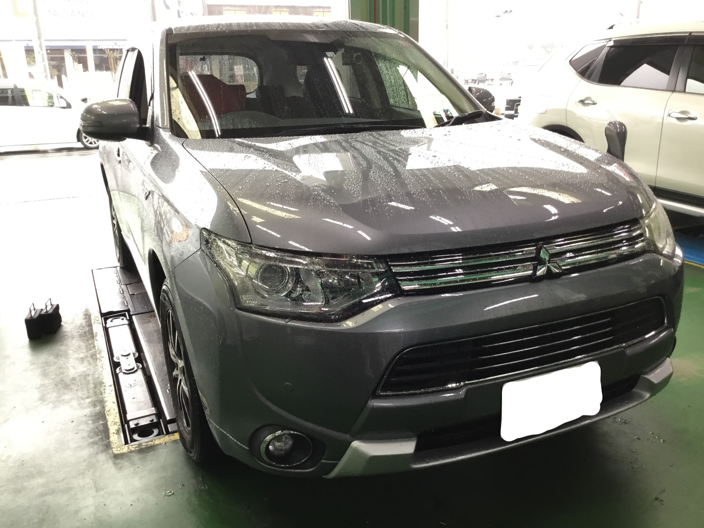 ミツビシ アウトランダーphev Dla Gg2w エアクリーナーエレメント交換 三菱 アウトランダーphev メンテナンス商品 神辺店の技術サービス タイヤ館 神辺 タイヤからはじまる トータルカーメンテナンス タイヤ館グループ