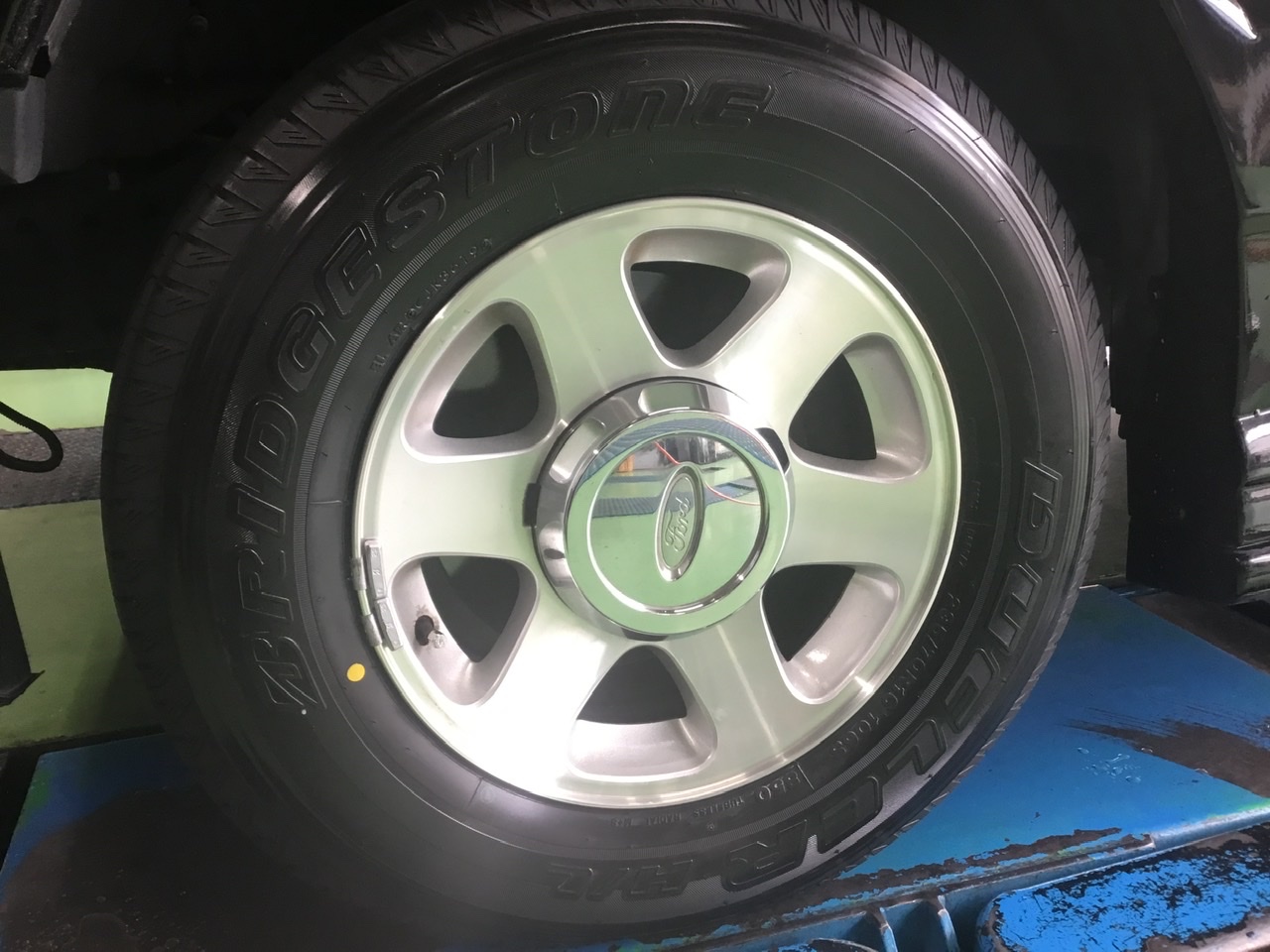 迫力のアメ車のタイヤ交換 サービス事例 タイヤ館 平塚 神奈川県のタイヤ カー用品ショップ タイヤからはじまる トータルカーメンテナンス タイヤ館グループ