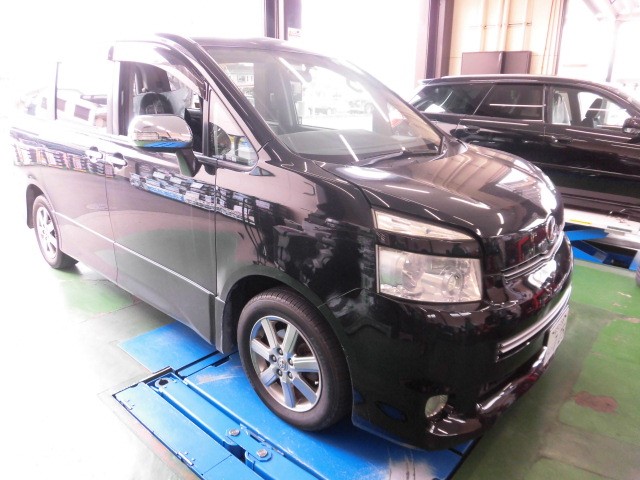 トヨタ ＶＯＸＹ ＺＲＲ７０ ＨＩＤヘッドライト バルブ交換しました