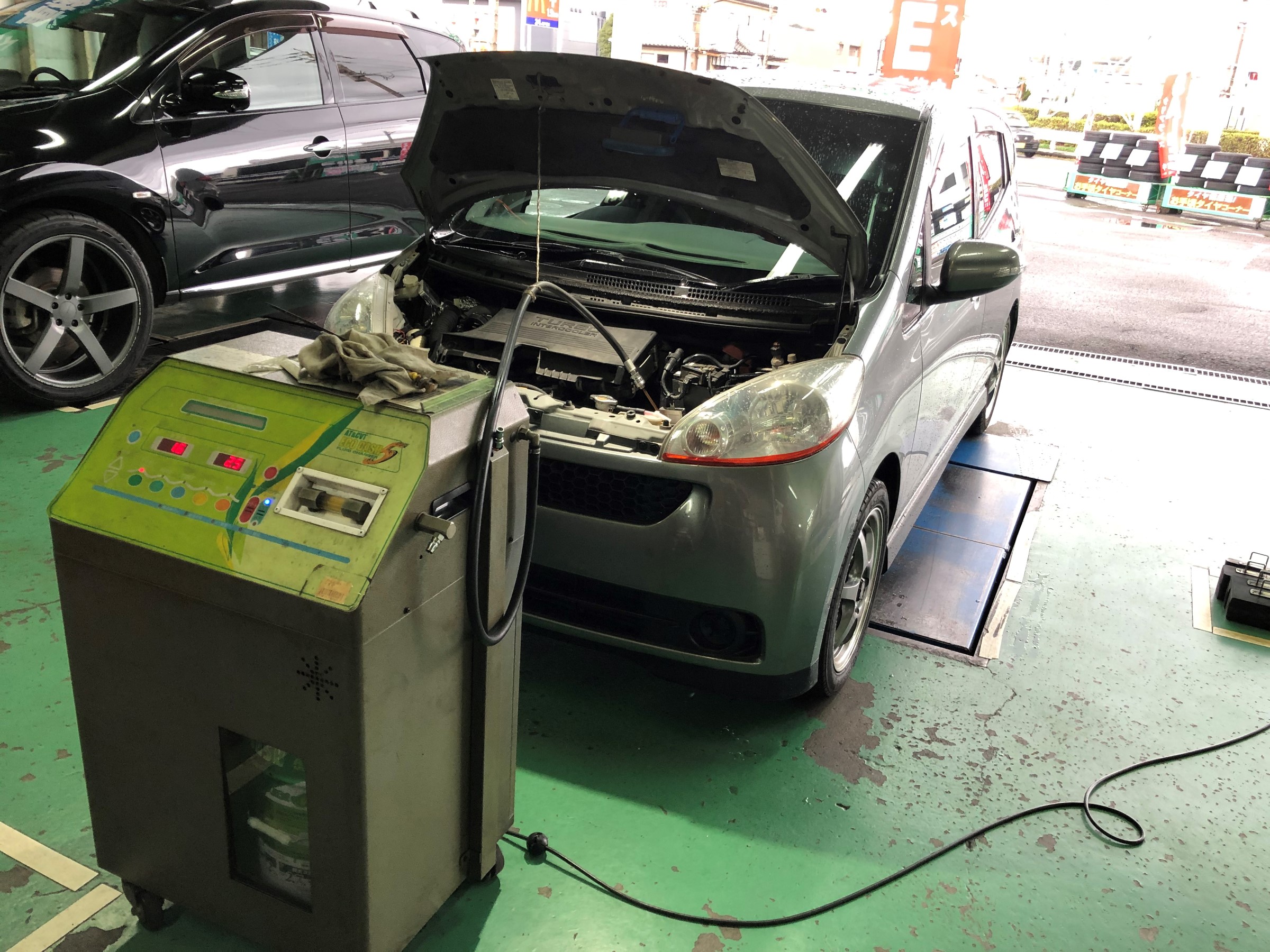 オートマオイル交換 Atf Cvtf メンテナンス商品 オイル関連 Atf交換 作業紹介 タイヤ館 森町通り タイヤからはじまる トータルカーメンテナンス タイヤ館グループ