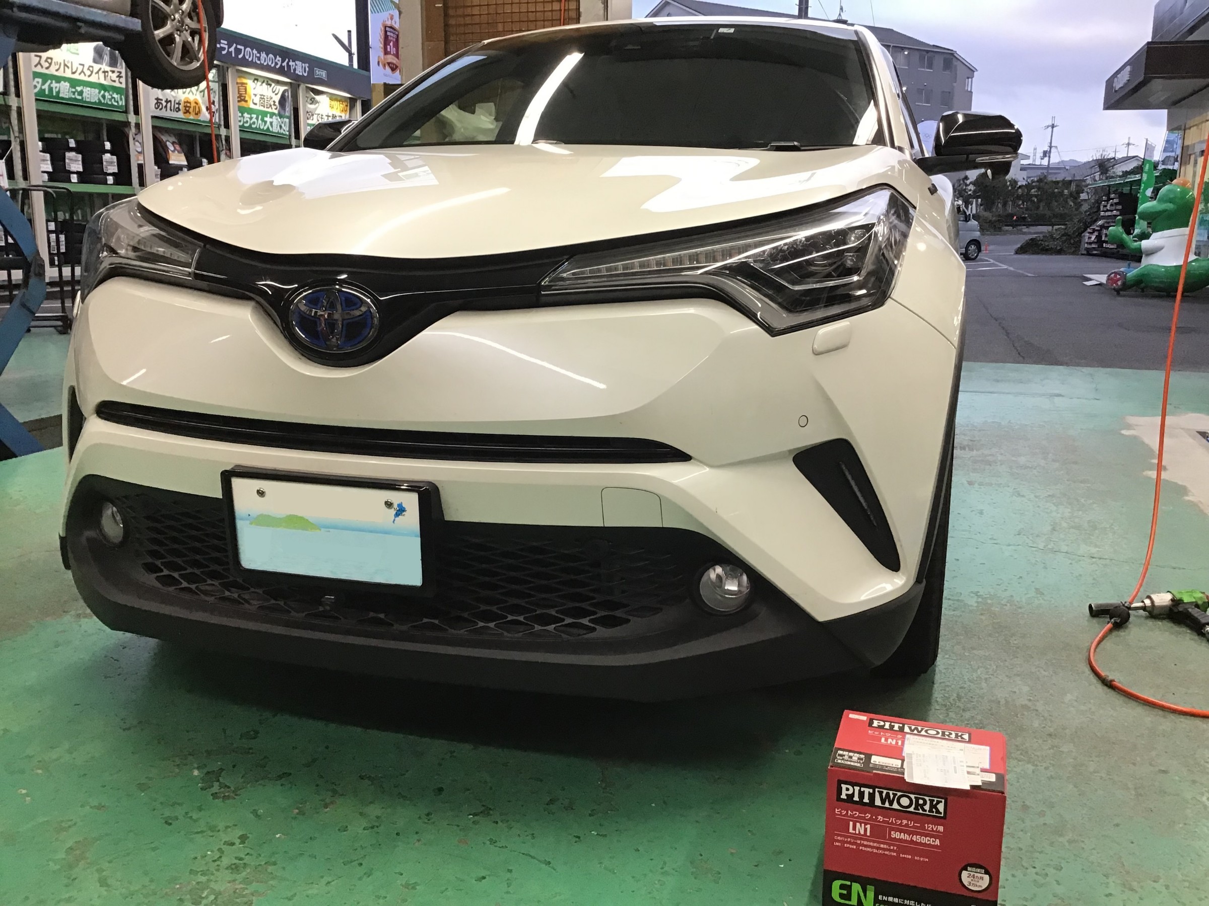 ｅｎ規格 C Hrハイブリットの補機バッテリー交換 Ln1 トヨタ C Hr メンテナンス商品 パーツ取付 各種用品取付 スタッフ日記 タイヤ館 草津 タイヤからはじまる トータルカーメンテナンス タイヤ館グループ