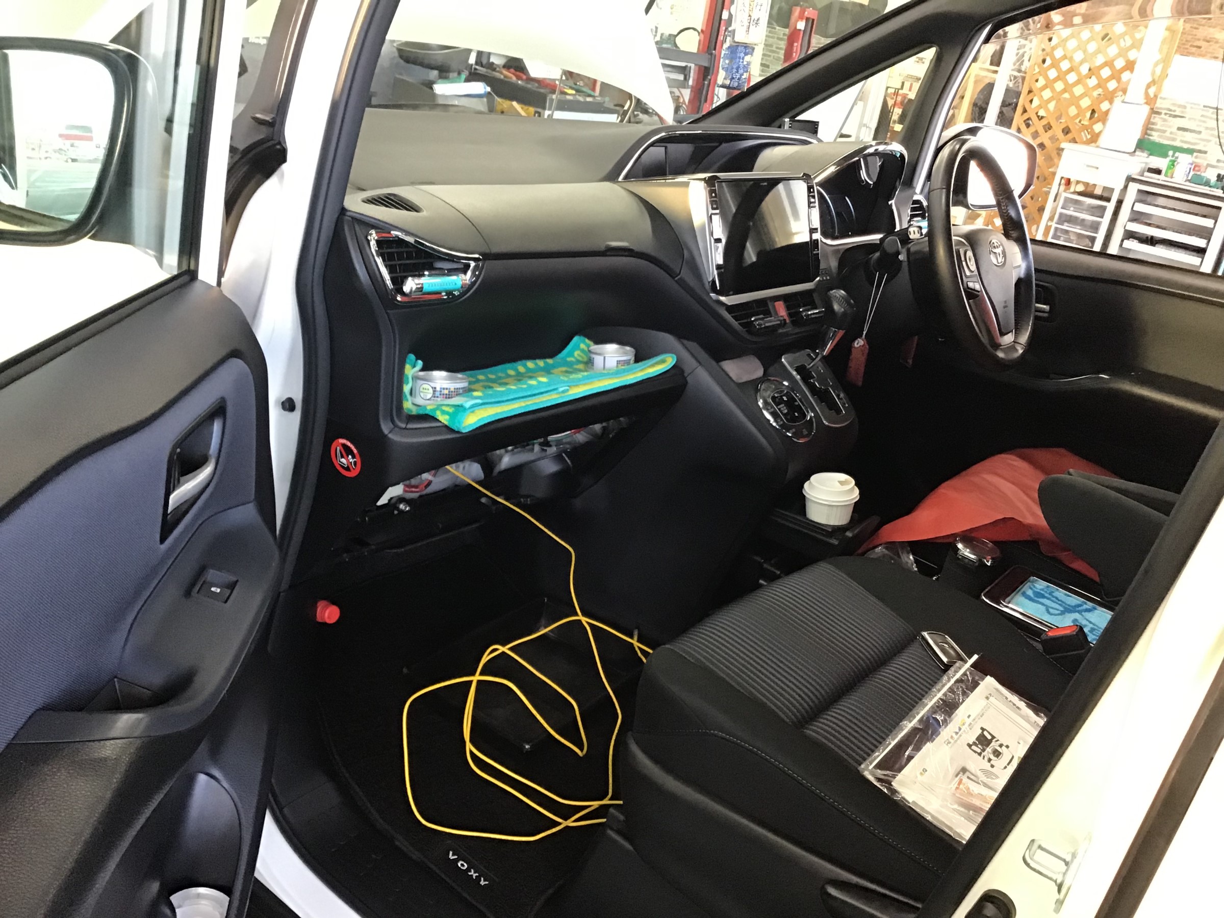 ヴォクシー ８０系 天吊りモニター ウーハー取付 トヨタ ヴォクシー サービス事例 タイヤ館 ビィ ワークス登別 タイヤからはじまる トータルカーメンテナンス タイヤ館グループ