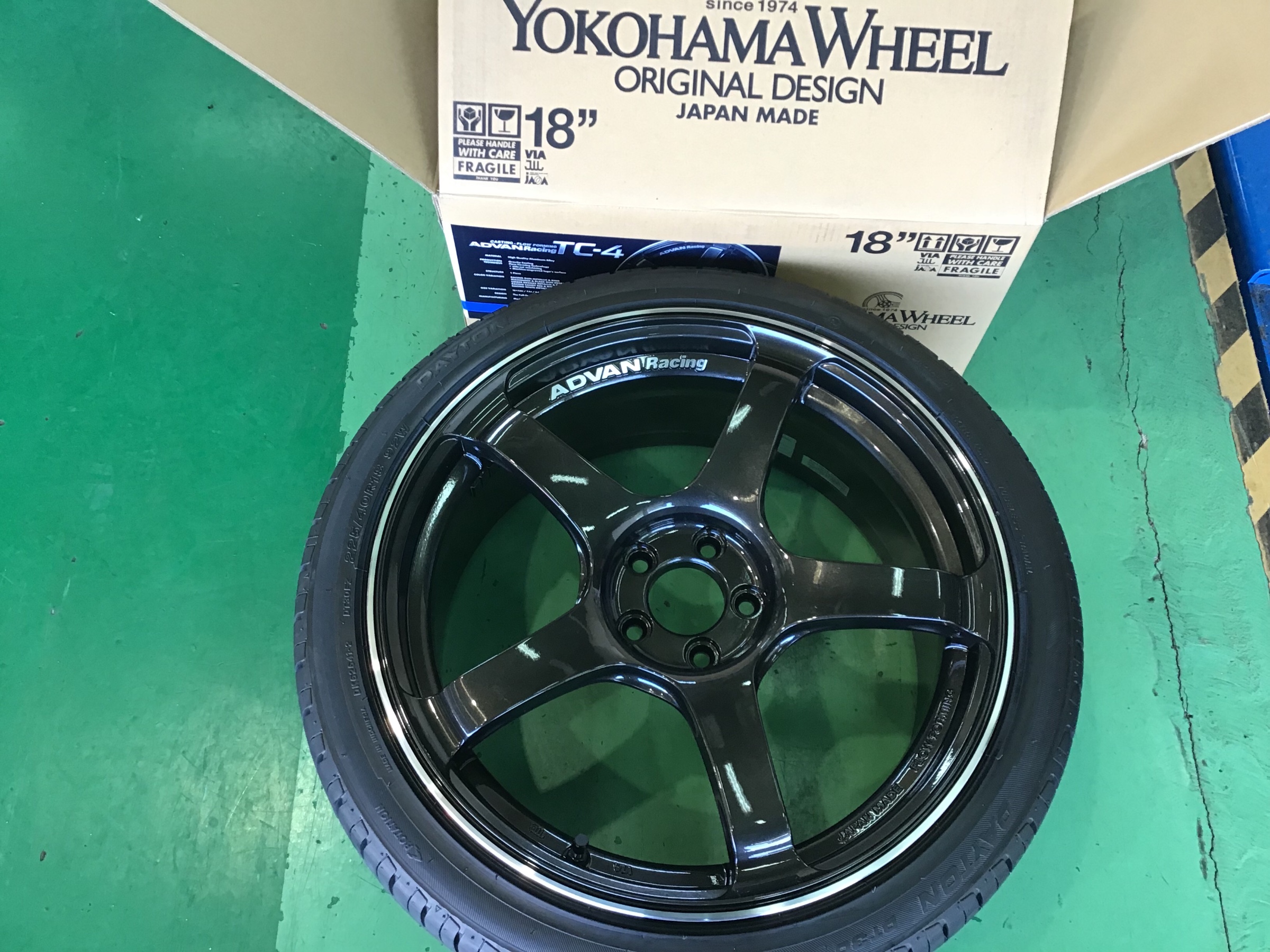 ADAVAN Racing TC4 15インチ センターキャップ付きホイール