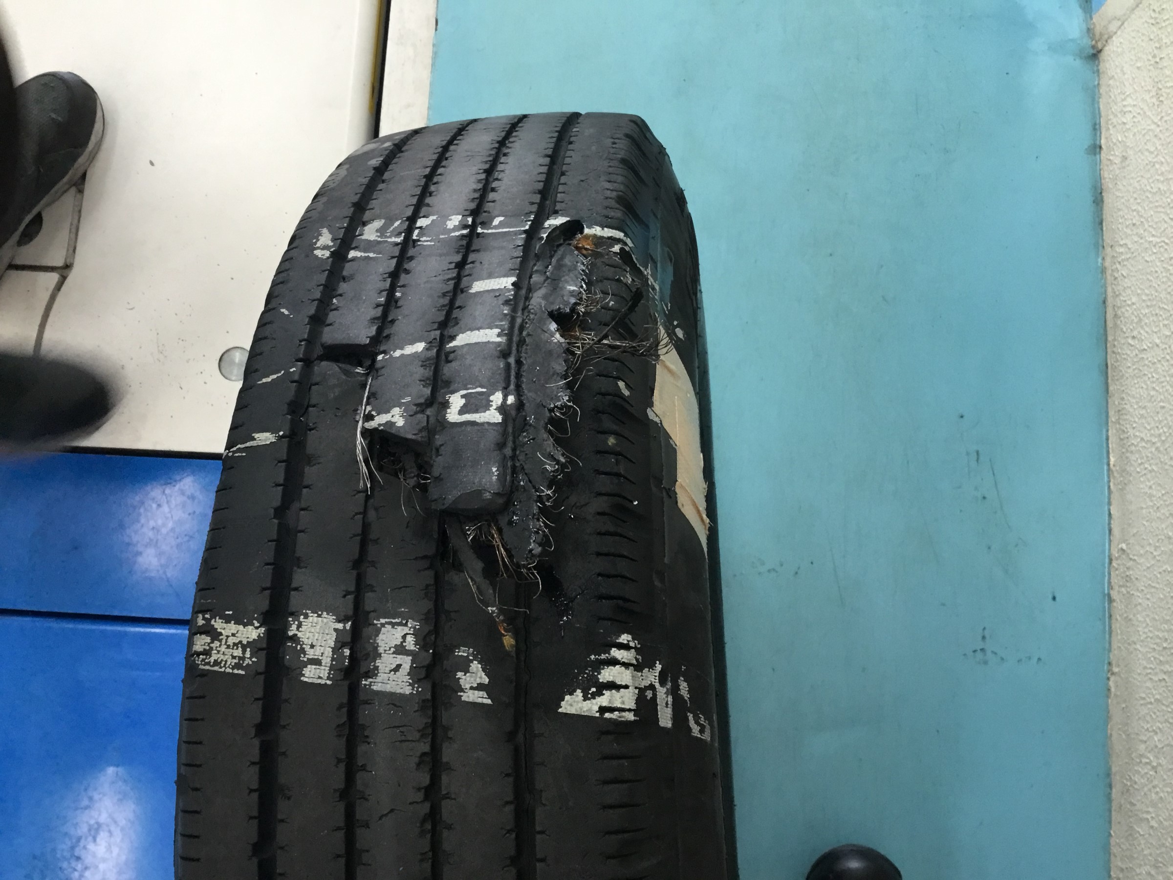 パンクというよりバースト 浜川日記 タイヤ館 浜川崎 タイヤからはじまる トータルカーメンテナンス タイヤ館グループ