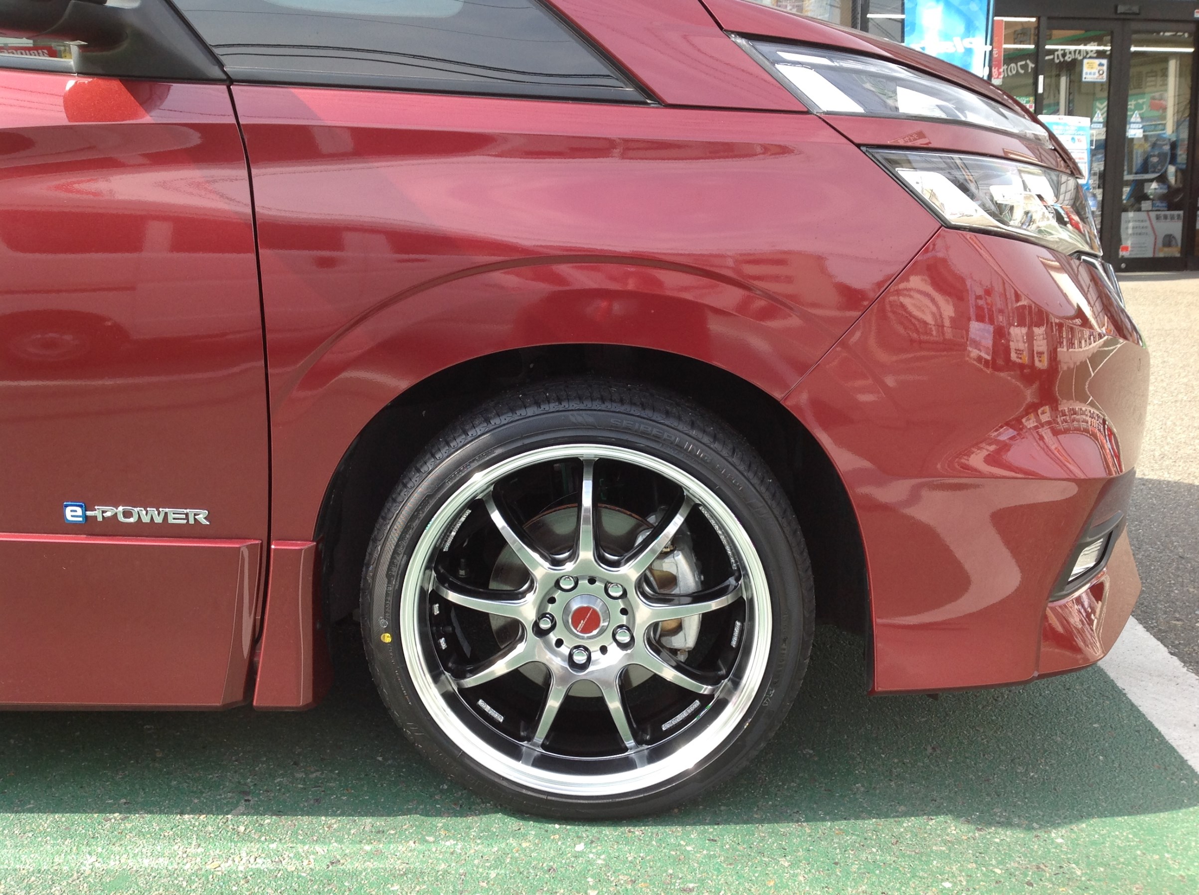 セレナc27 18インチ装着 日産 セレナe Power ホイール タイヤ ホイール関連 タイヤ ホイール交換 スタッフ日記 タイヤ館 堺 大阪府 和歌山県のタイヤからはじまる トータルカーメンテナンス タイヤ館グループ