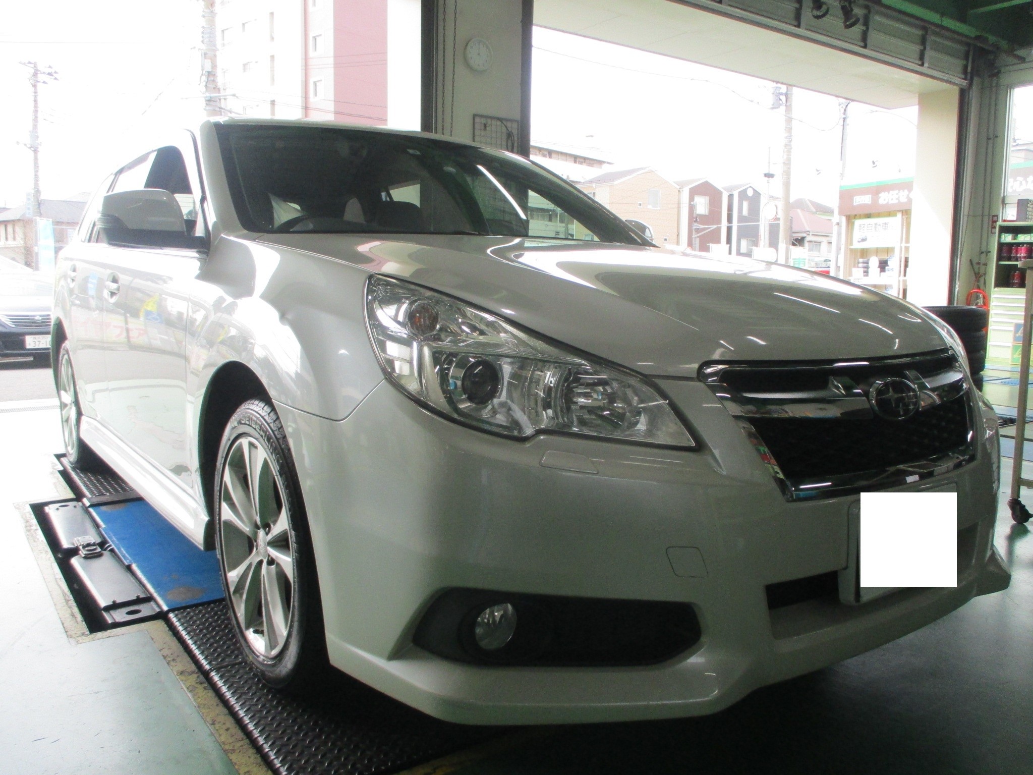 レガシィ タイヤ交換 スバル レガシィツーリングワゴン タイヤ タイヤ ホイール関連 タイヤ ホイール交換 サービス事例 タイヤ館 磯子 神奈川県のタイヤ カー用品ショップ タイヤからはじまる トータルカーメンテナンス タイヤ館グループ