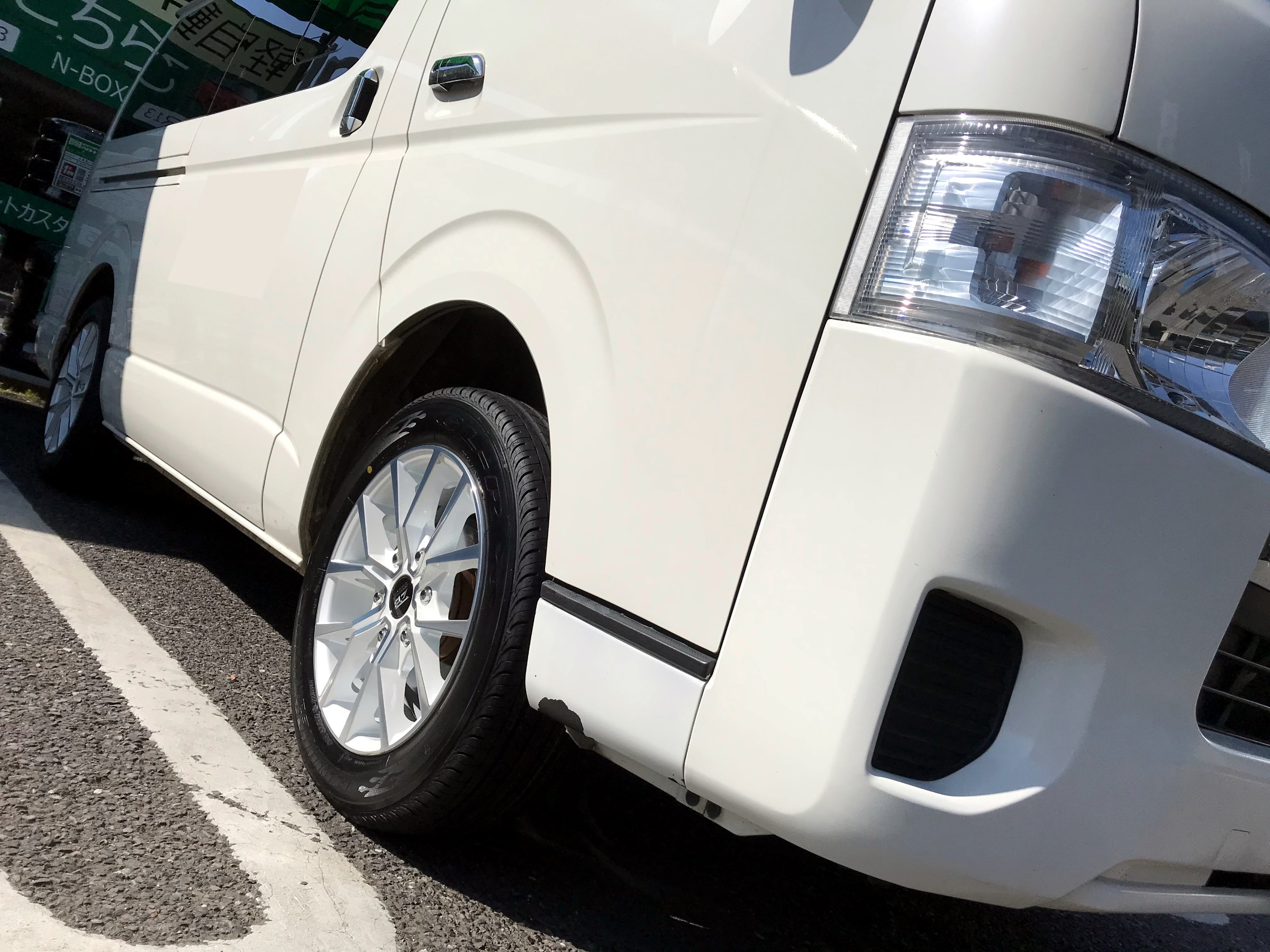 【トヨタ・ハイエース】17インチにインチアップ！タイヤ・ホイールのお取り付けです。 トヨタ ハイエース ホイール タイヤ・ホイール関連 > タイヤ・ホイール交換 サービス事例