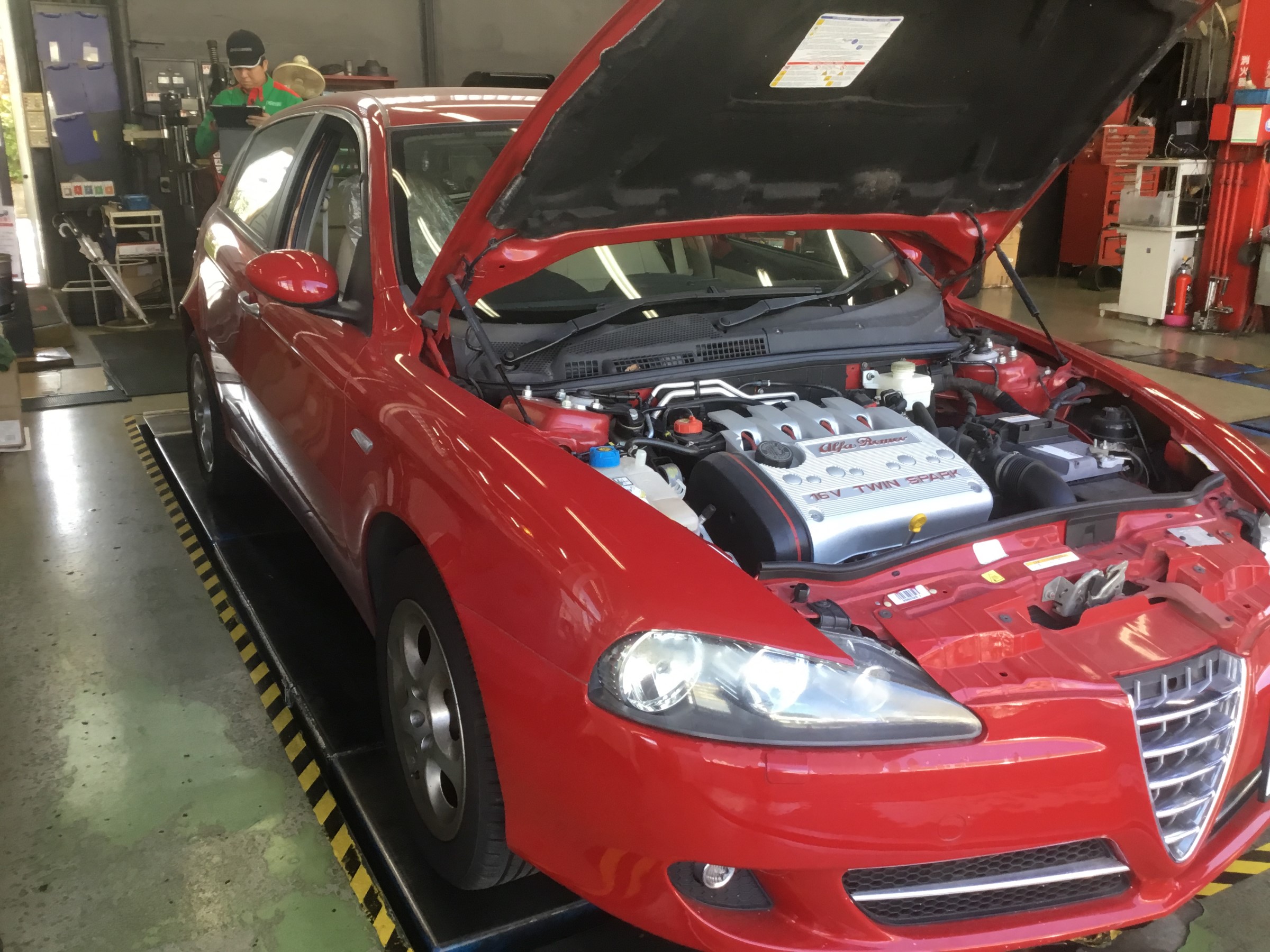アルファロメオ 147 バッテリー オイル交換 アルファロメオ 147 メンテナンス商品 オイル関連 エンジンオイル交換 サービス事例 タイヤ館 パドック２４６ 東京都のタイヤ カー用品ショップ タイヤからはじまる トータルカーメンテナンス タイヤ館グループ