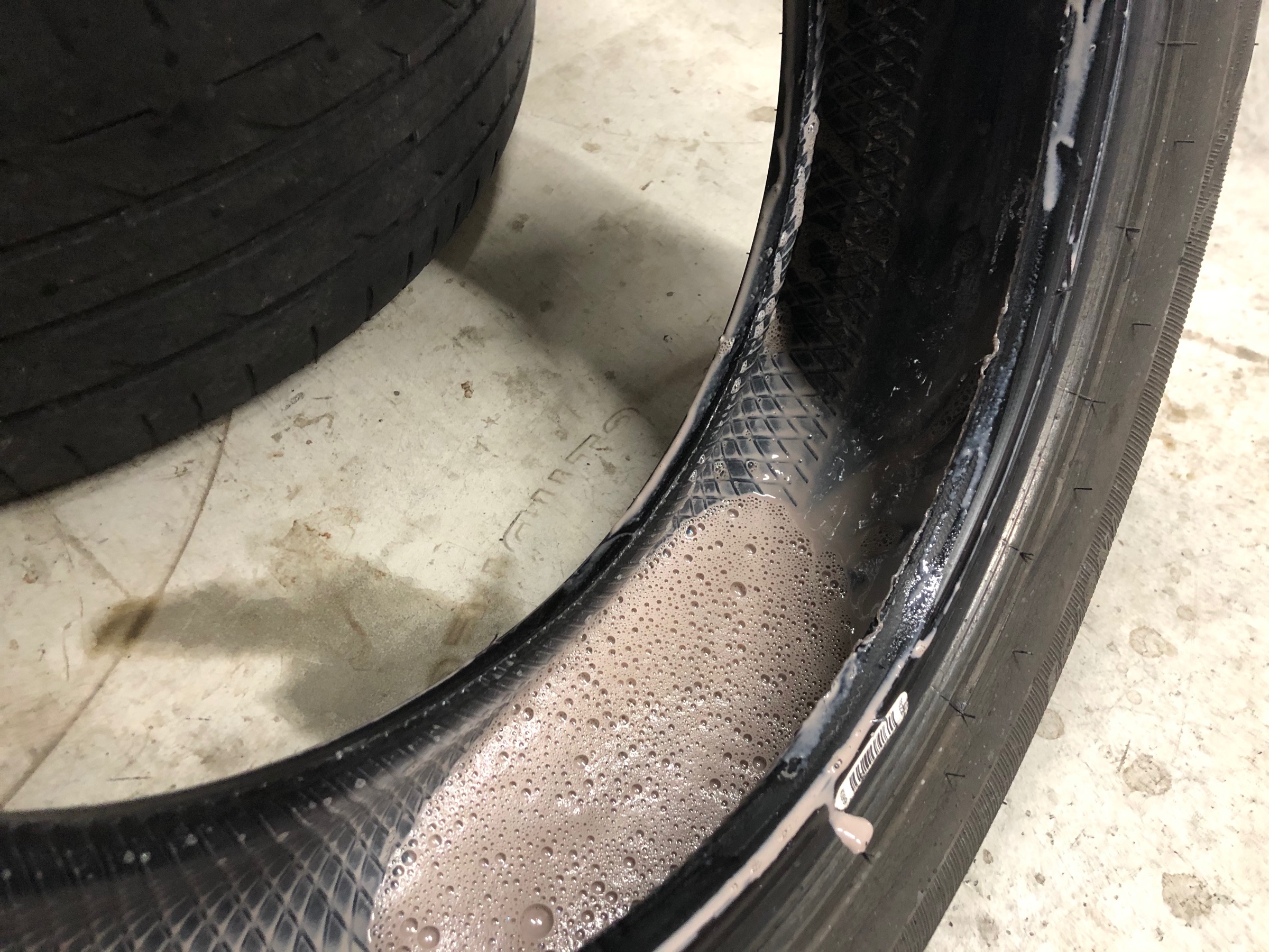 パンク修理溶剤 タイヤの中は 施工事例 入荷情報 タイヤ館 行橋 タイヤからはじまる トータルカーメンテナンス タイヤ館グループ