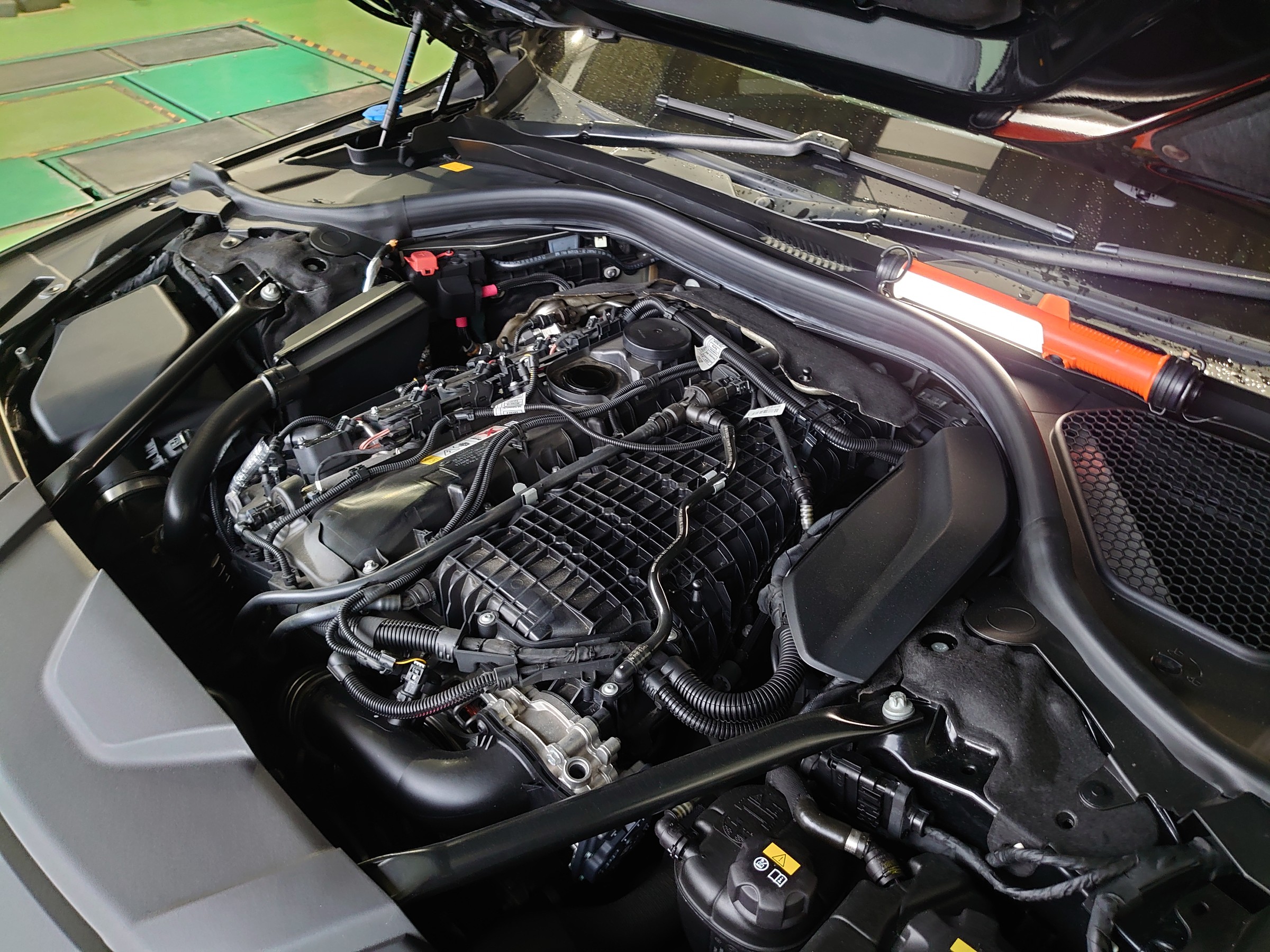 Bmw G11 740i エンジンオイル 交換しました Bmw 7シリーズ メンテナンス商品 オイル関連 エンジンオイル交換 技術サービス施工事例 タイヤ館 福岡東 タイヤからはじまる トータルカーメンテナンス タイヤ館グループ