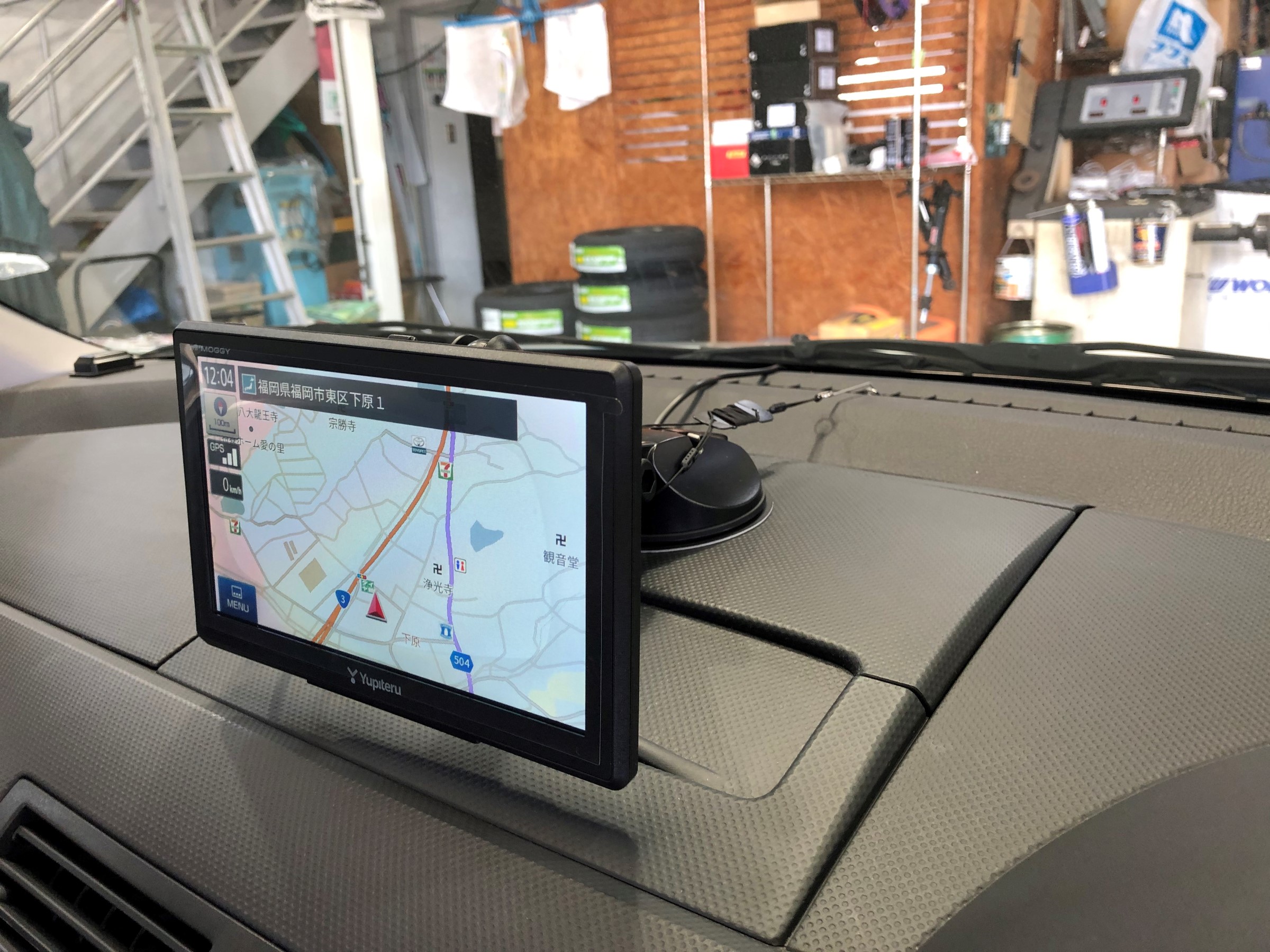 マツダ デミオに ポータブルナビをお取り付け致しました マツダ デミオ Av ナビ機器 カー用品取付 各社ナビゲーション取付 技術サービス施工事例 タイヤ館 福岡東 タイヤからはじまる トータルカーメンテナンス タイヤ館グループ