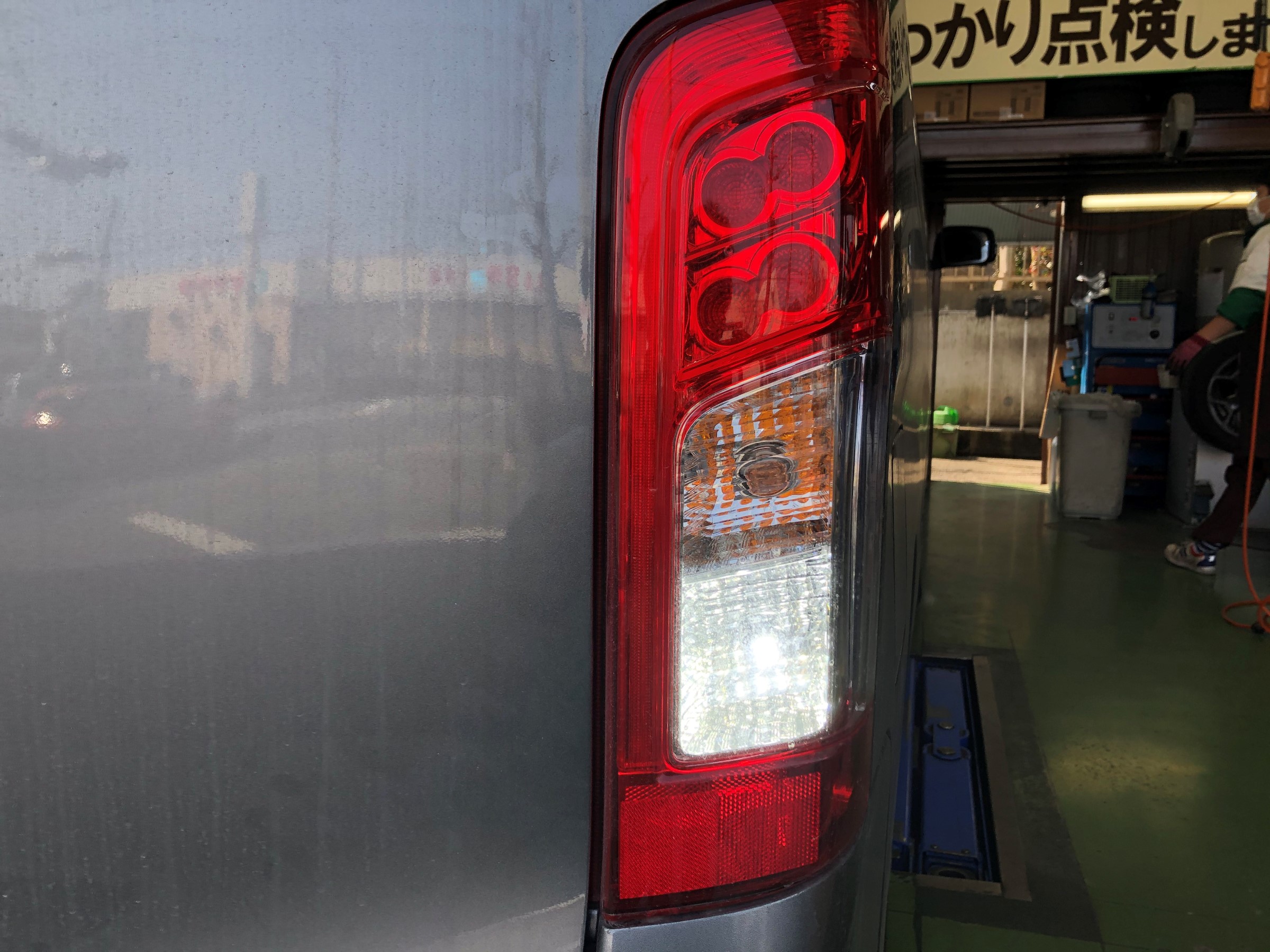 ニッサン Nv350キャラバン E26 バックランプ交換を行いました 日産 Nv350キャラバン サービス事例 タイヤ館 うしく上柏田 茨城県のタイヤ カー用品ショップ タイヤからはじまる トータルカーメンテナンス タイヤ館グループ