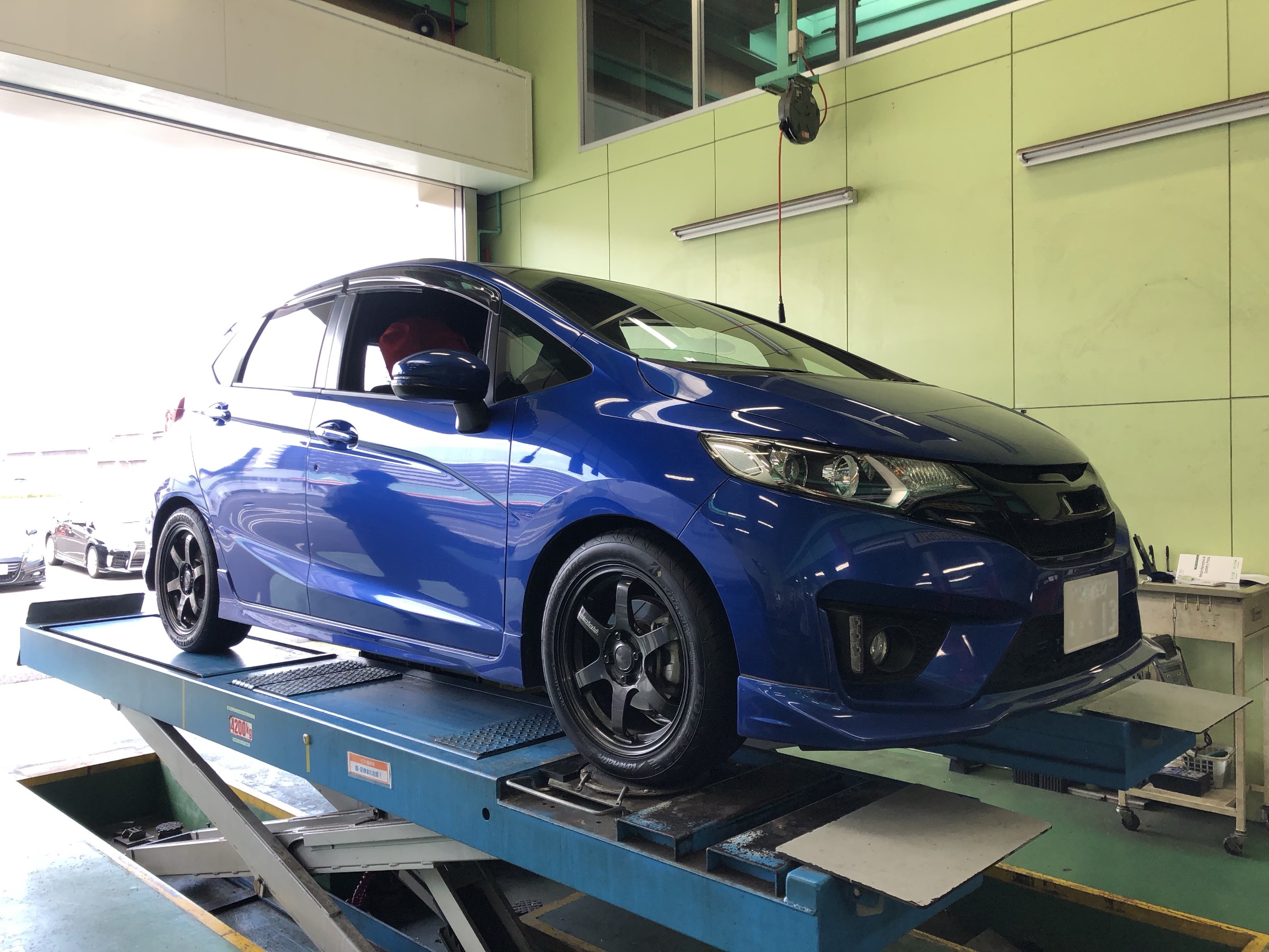 Fit Rsのタイヤ交換 アライメント ホンダ フィット タイヤ タイヤ ホイール関連 4輪トータルアライメント調整 サービス事例 タイヤ館 倉敷大島 タイヤからはじまる トータルカーメンテナンス タイヤ館グループ
