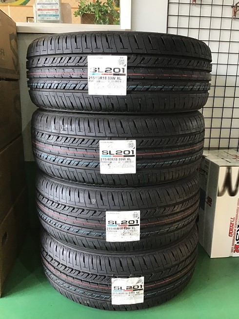 トヨタ エスクァイア STEINER LSV＋ｾｲﾊﾞｰﾘﾝｸﾞ 215/40R18 タイヤ