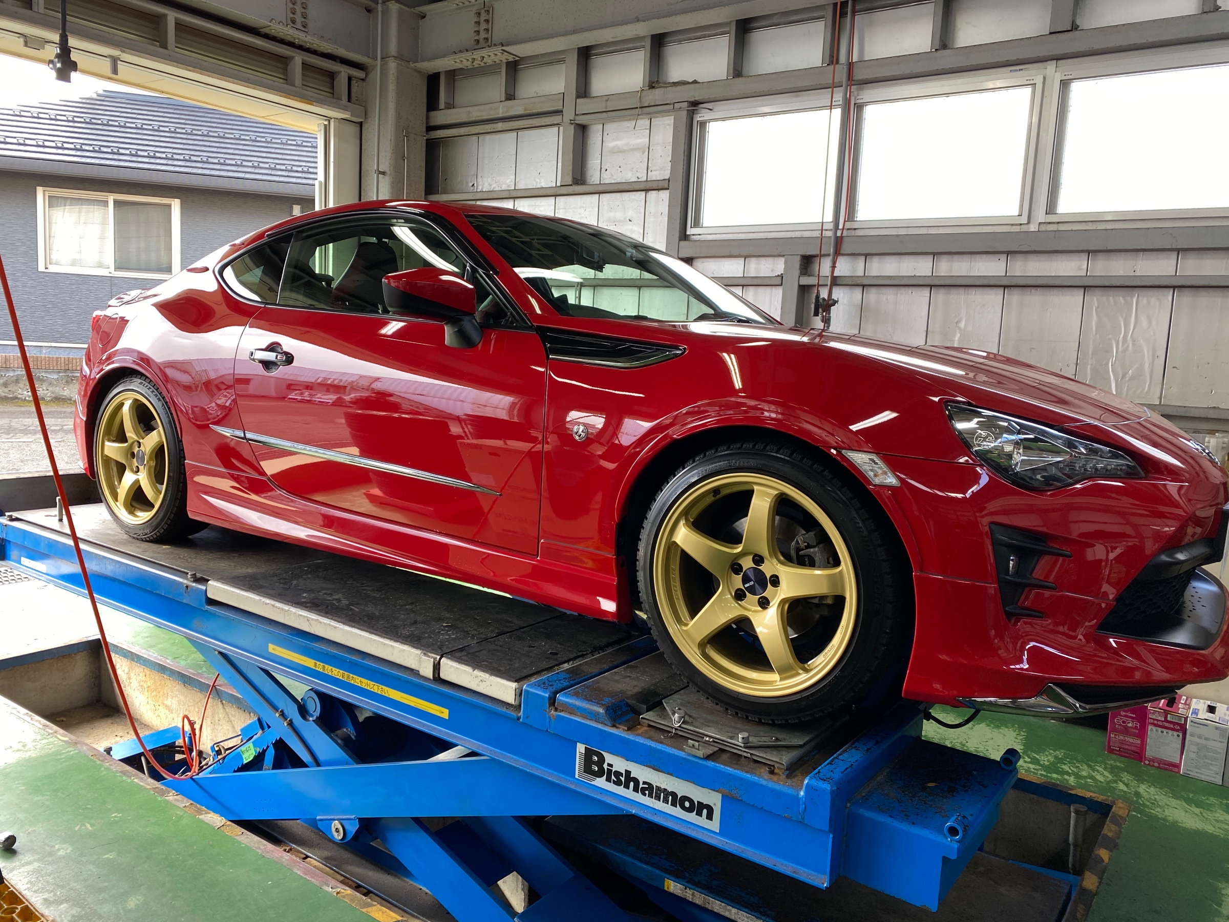 トヨタ86 TRDサイドスカート装着 | トヨタ 86 その他 外装・内装取付