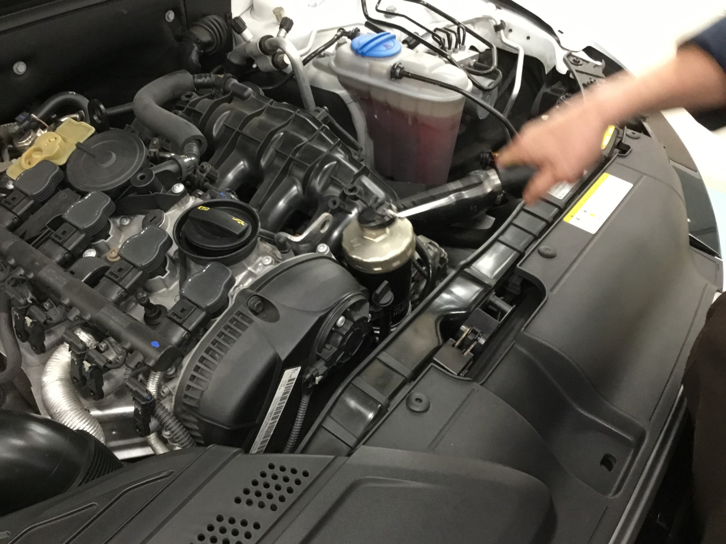 100％本物 B8 Audi オイルフィルター アウディ A5 8TCDNF用 エンジン、過給器、冷却、