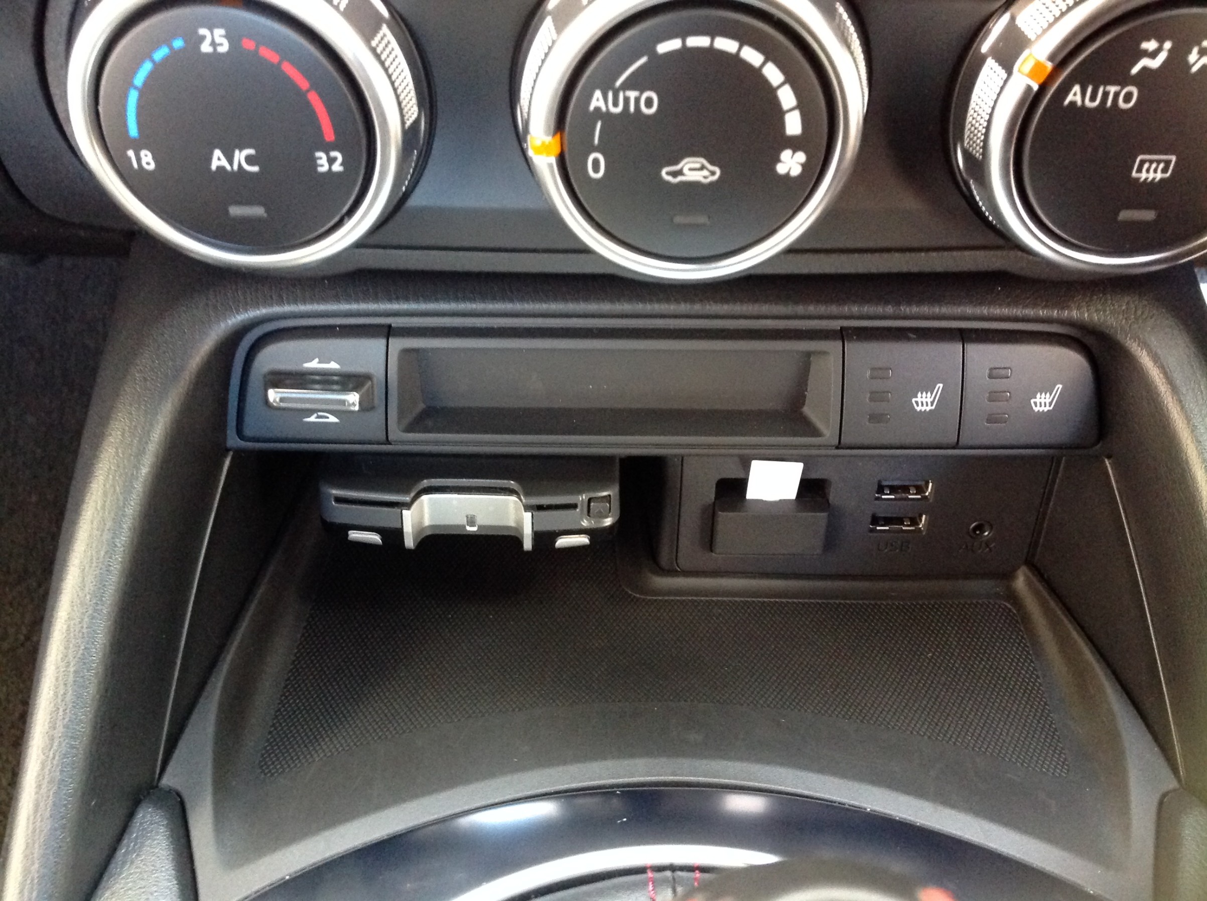 ロードスター バックカメラ ｅｔｃ取付 マツダ ロードスターrf その他 パーツ取付 各種用品取付 サービス事例 タイヤ館 金沢東 石川県 福井県のタイヤ カー用品ショップ タイヤからはじまる トータルカーメンテナンス タイヤ館グループ