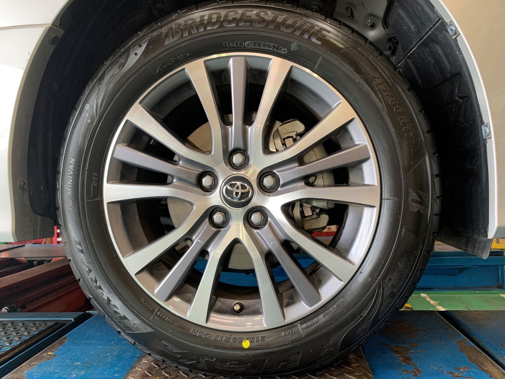 エスティマ タイヤ交換 サービス事例 タイヤ館 小牧 愛知県 三重県のタイヤ カー用品ショップ タイヤからはじまる トータルカーメンテナンス タイヤ館グループ