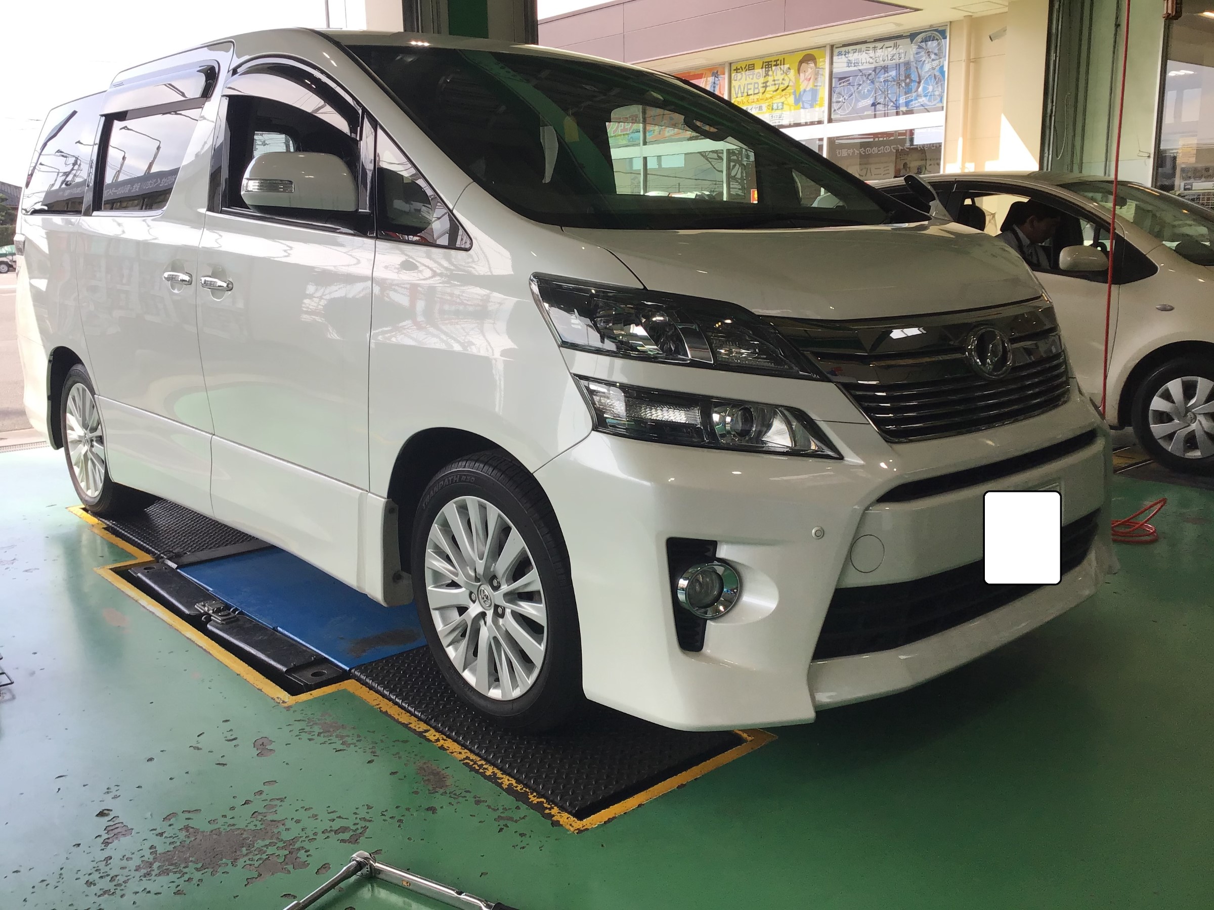 トヨタ ヴェルファイア Anh バッテリー交換 トヨタ ヴェルファイア メンテナンス商品 カー用品取付 バッテリー交換 サービス事例 タイヤ館 綾瀬 神奈川県のタイヤ カー用品ショップ タイヤからはじまる トータルカーメンテナンス タイヤ館グループ