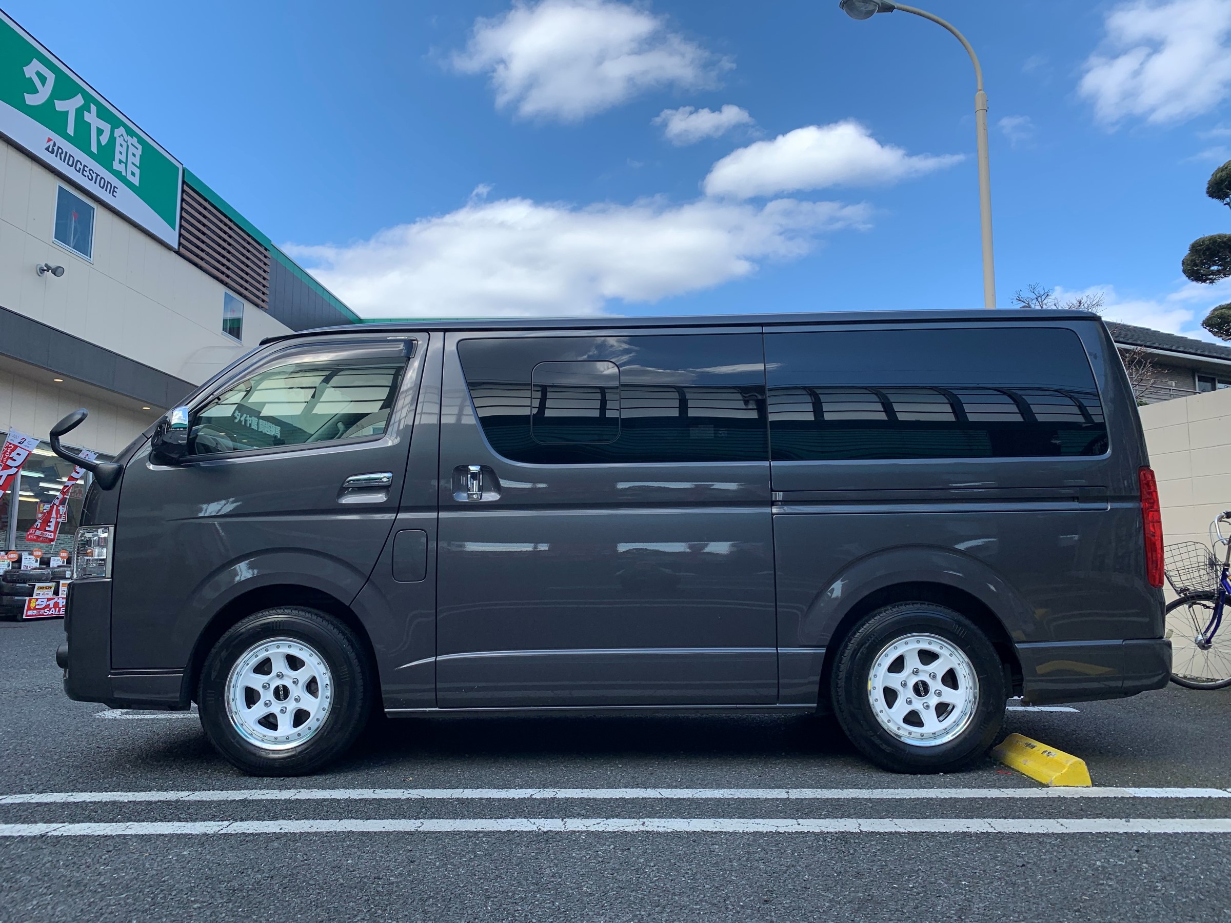 ハイエースにホイールセット取り付け！！ | 店舗おススメ情報