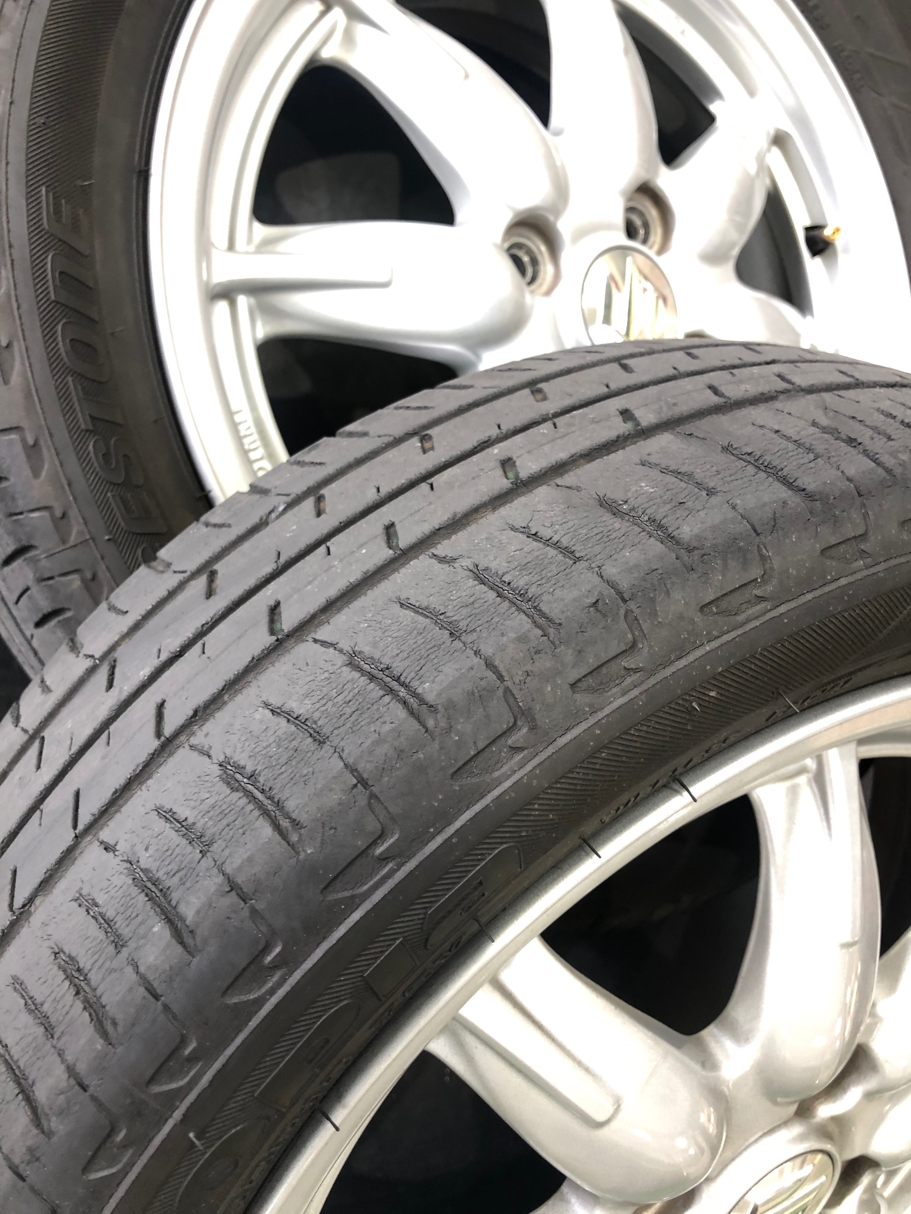 軽自動車 に レグノ を！ スズキ アルト タイヤ交換 です！ | 作業取付