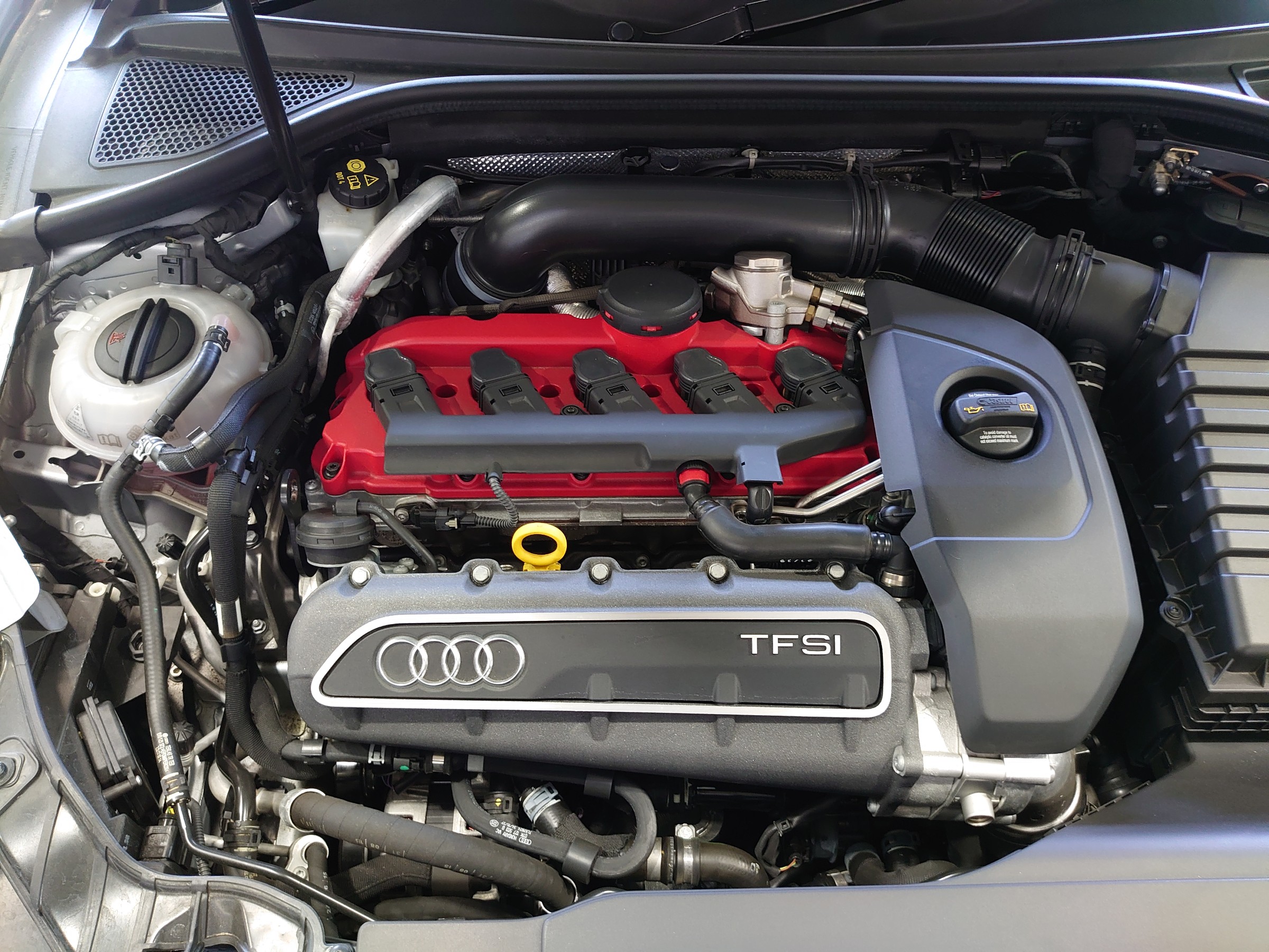 アウディrs3 の エンジン オイル交換しました D アウディ Rs3 メンテナンス商品 オイル関連 エンジンオイル交換 技術サービス施工事例 タイヤ館 福岡東 タイヤからはじまる トータルカーメンテナンス タイヤ館グループ