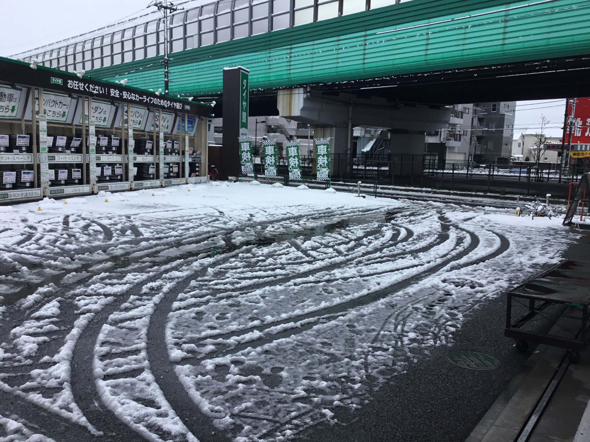 まさかの雪 スタッフ日記 タイヤ館 関越練馬 東京都のタイヤ カー用品ショップ タイヤからはじまる トータルカーメンテナンス タイヤ館グループ