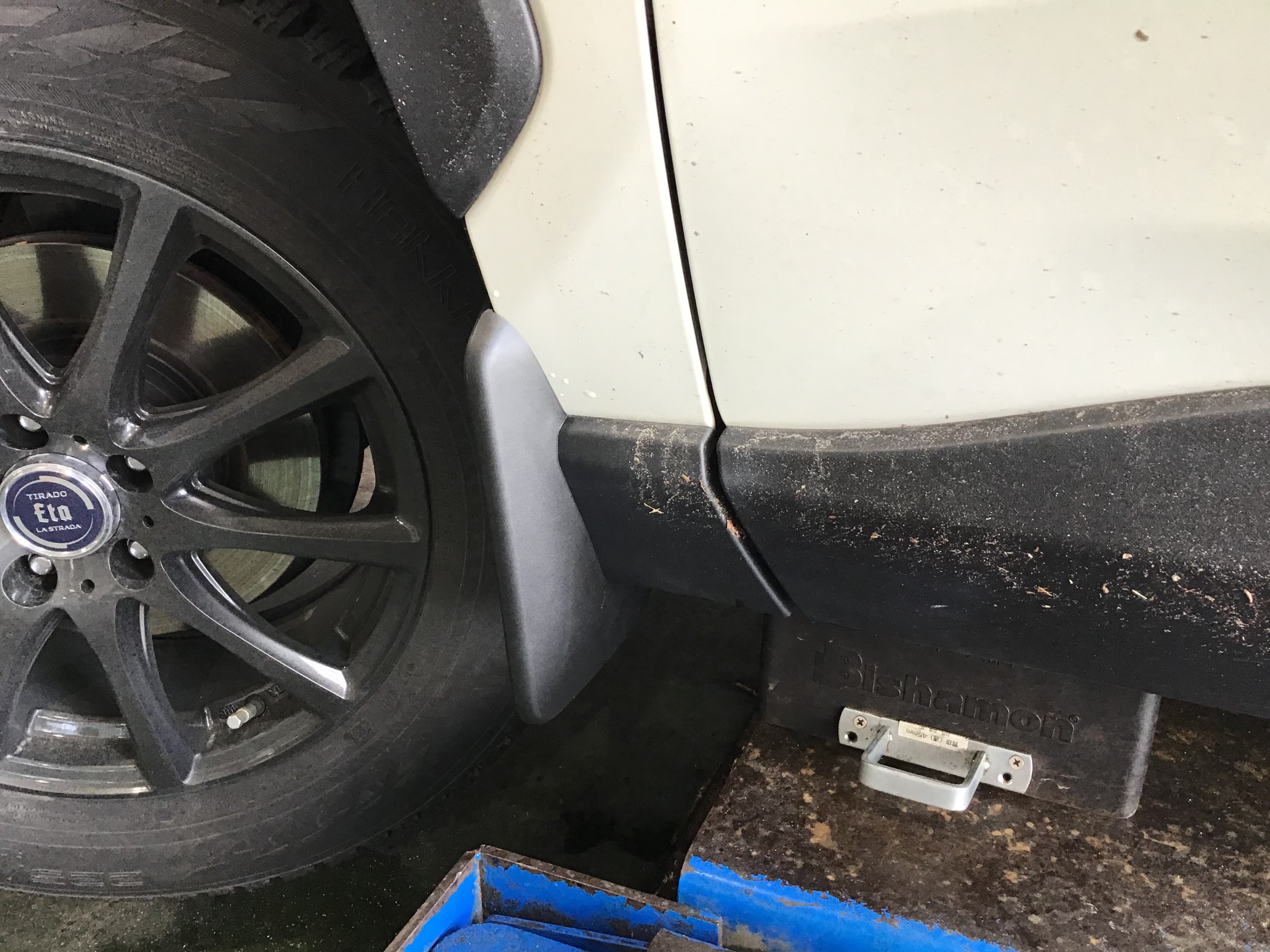 Toyota Rav4 マッドガード取付 スタッフ日記 タイヤ館 小千谷 新潟県のタイヤ カー用品ショップ タイヤからはじまる トータルカーメンテナンス タイヤ館グループ