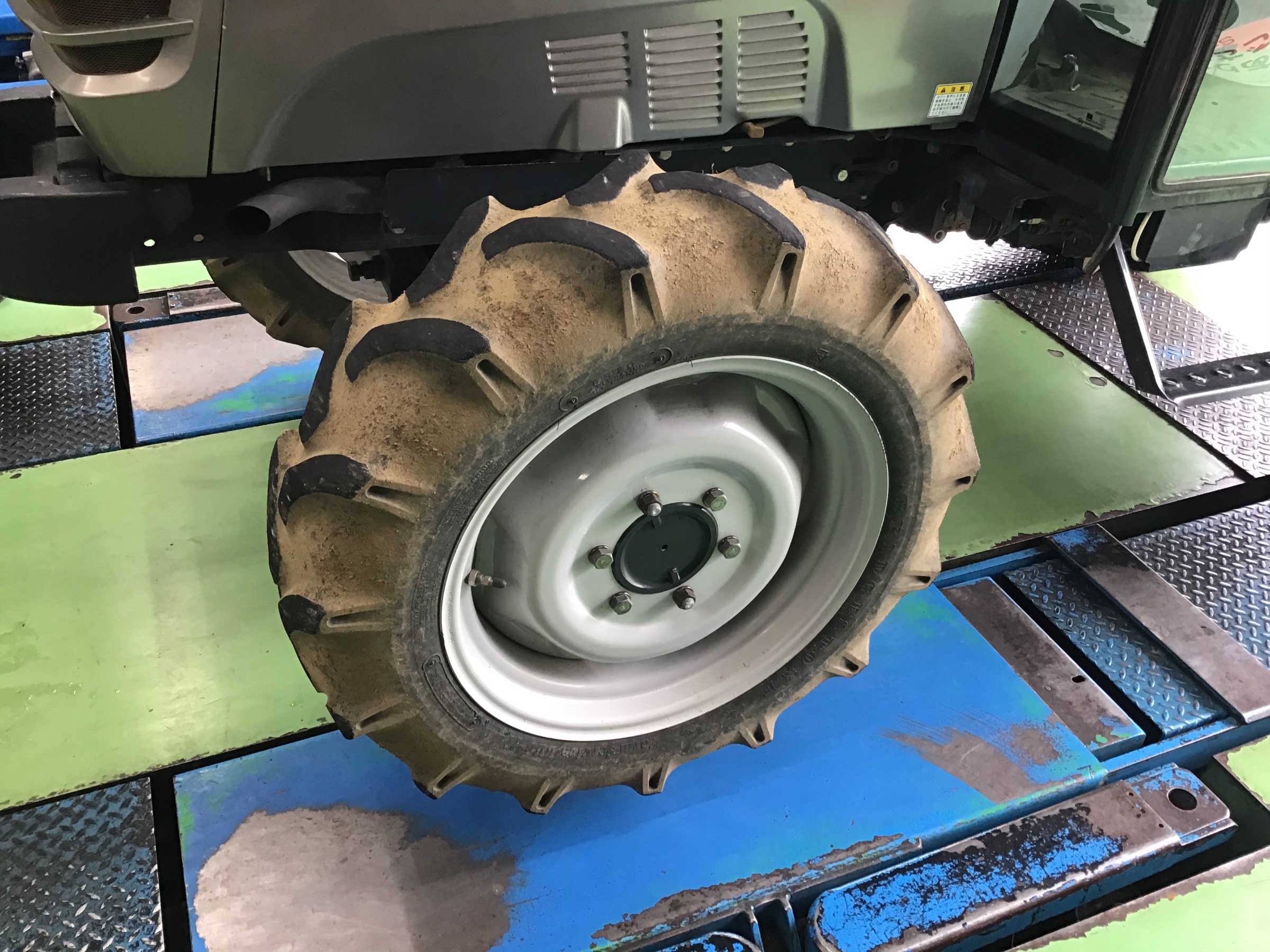 イセキ トラクター タイヤ交換 サービス事例 タイヤ館 平塚 神奈川県のタイヤ カー用品ショップ タイヤからはじまる トータルカーメンテナンス タイヤ館グループ