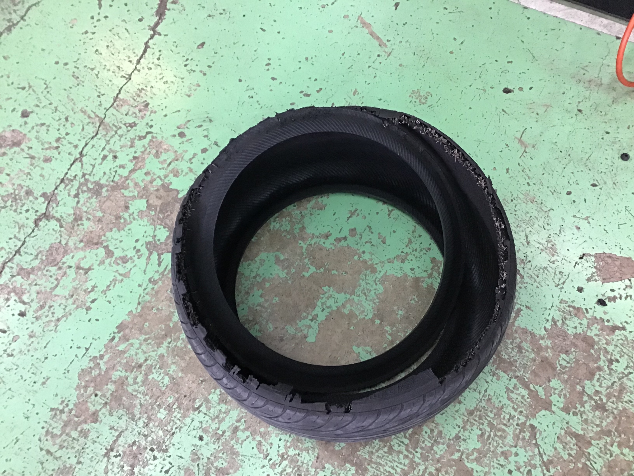 タイヤ バーストについて 日立大みか店作業事例 タイヤ館 日立 大みか 茨城県のタイヤ カー用品ショップ タイヤからはじまる トータルカーメンテナンス タイヤ館グループ