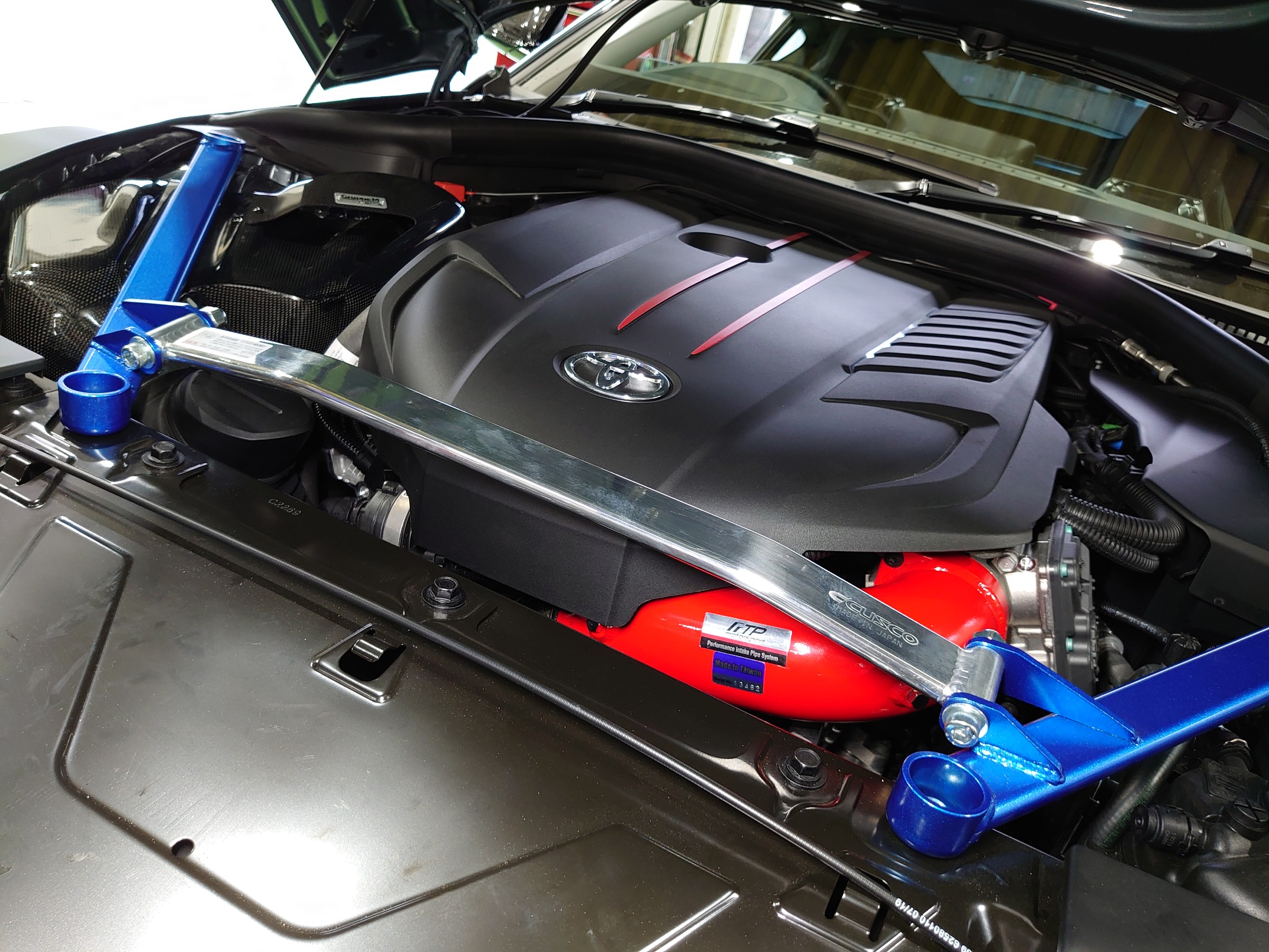 A90 GR SUPRA (スープラ) RZ に、EVENTURI カーボン エンジン