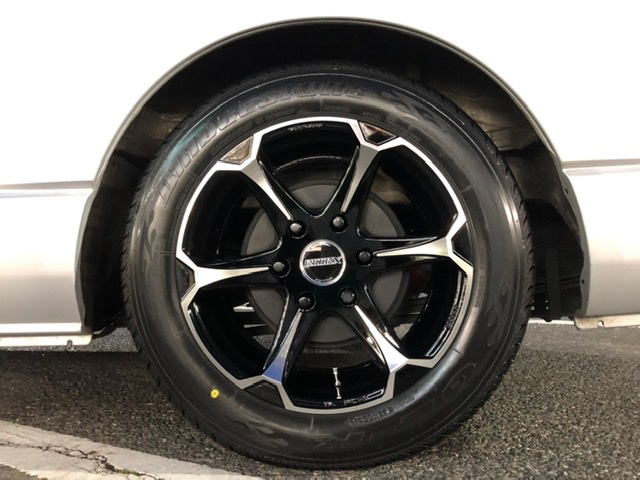 トヨタ ハイエース】タイヤホイール取り付けです | トヨタ ハイエース