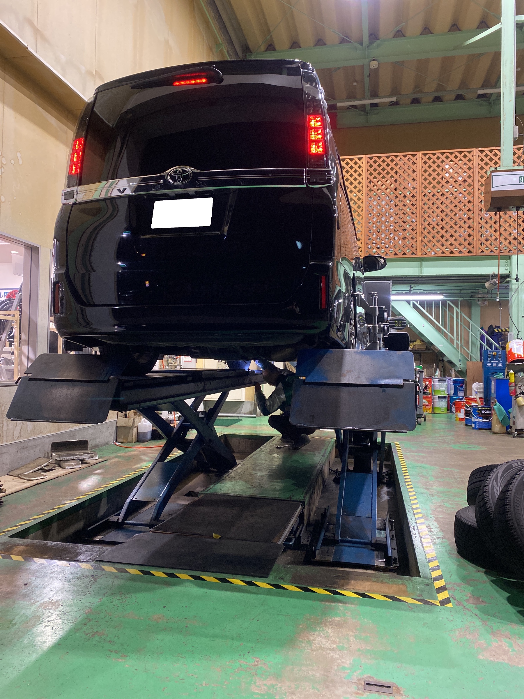 4輪アライメント作業 トヨタ ヴォクシー 車高調整 サービス事例 タイヤ館 柏崎 新潟県のタイヤ カー用品ショップ タイヤからはじまる トータルカーメンテナンス タイヤ館グループ