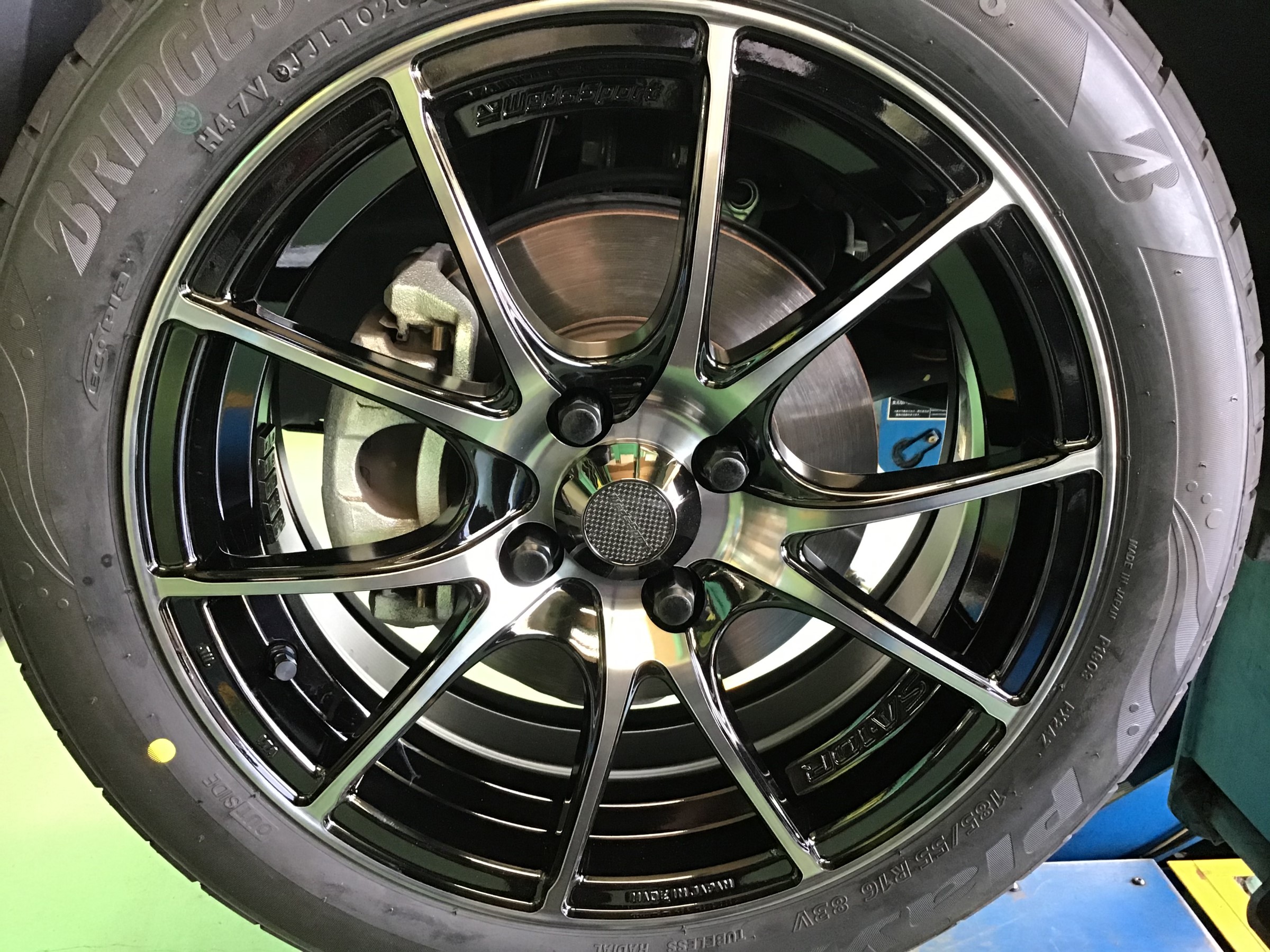 ホンダ フィットハイブリッド アルミホイール取付 ホンダ フィットハイブリッド ホイール タイヤ ホイール関連 ブリヂストン セイバーリング デイトンタイヤを取扱い 窒素ガス交換 チューブレスゴムバルブ交換 アライメント調整 インチまで それ以上の