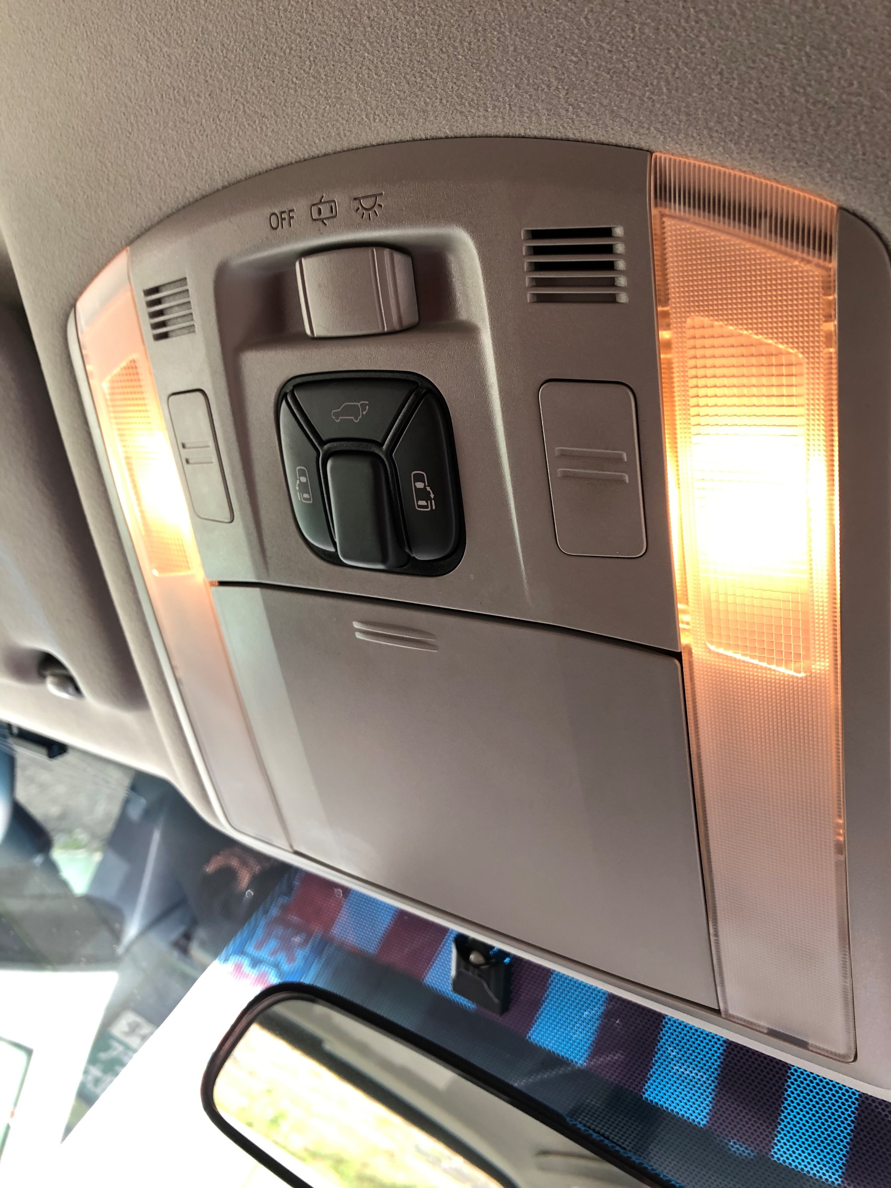 ヴェルファイアの室内灯 ｌｅｄ サービス事例 タイヤ館 姫路 兵庫県のタイヤ カー用品ショップ タイヤからはじまる トータルカーメンテナンス タイヤ館グループ