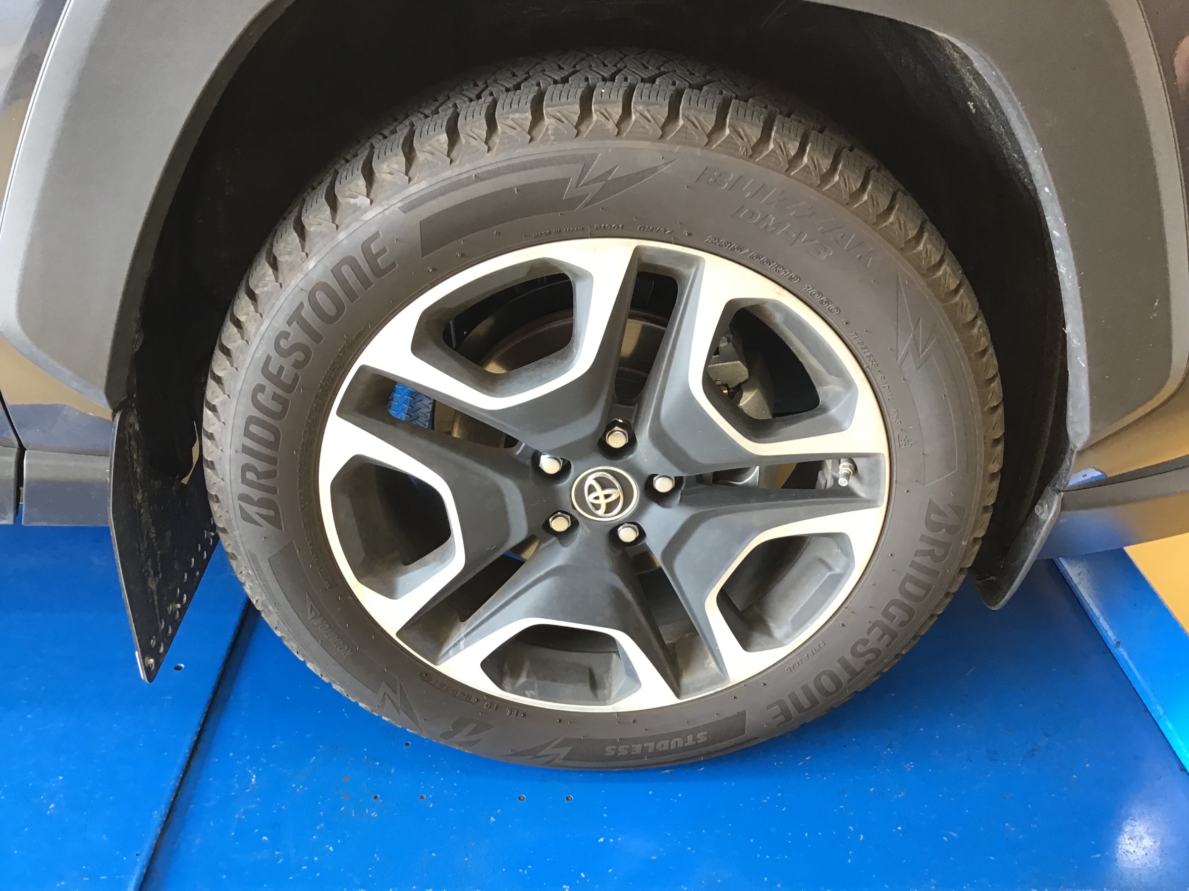 ｒａｖ４ ホイールセットお取り付け トヨタ Rav4 サービス事例 タイヤ館 イオンタウン稲毛長沼 タイヤからはじまる トータルカーメンテナンス タイヤ館グループ