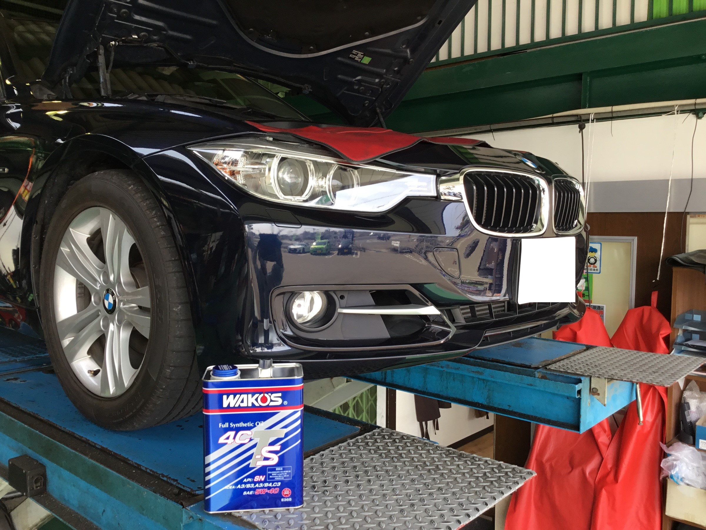輸入車のオイル交換もやっています Bmw 3シリーズ メンテナンス商品 オイル関連 エンジンオイル交換 サービス事例 タイヤ館 加古川 兵庫県のタイヤ カー用品ショップ タイヤからはじまる トータルカーメンテナンス タイヤ館グループ