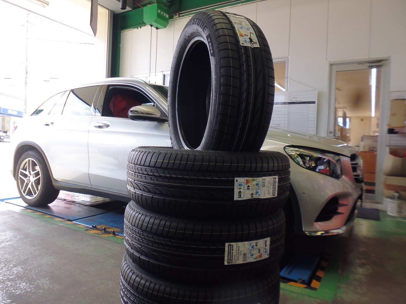 ベンツglcクラス輸入車のタイヤ交換 メルセデス ベンツ Glcクラス タイヤ サービス事例 タイヤ館 加古川中央 兵庫県のタイヤ カー用品ショップ タイヤからはじまる トータルカーメンテナンス タイヤ館グループ