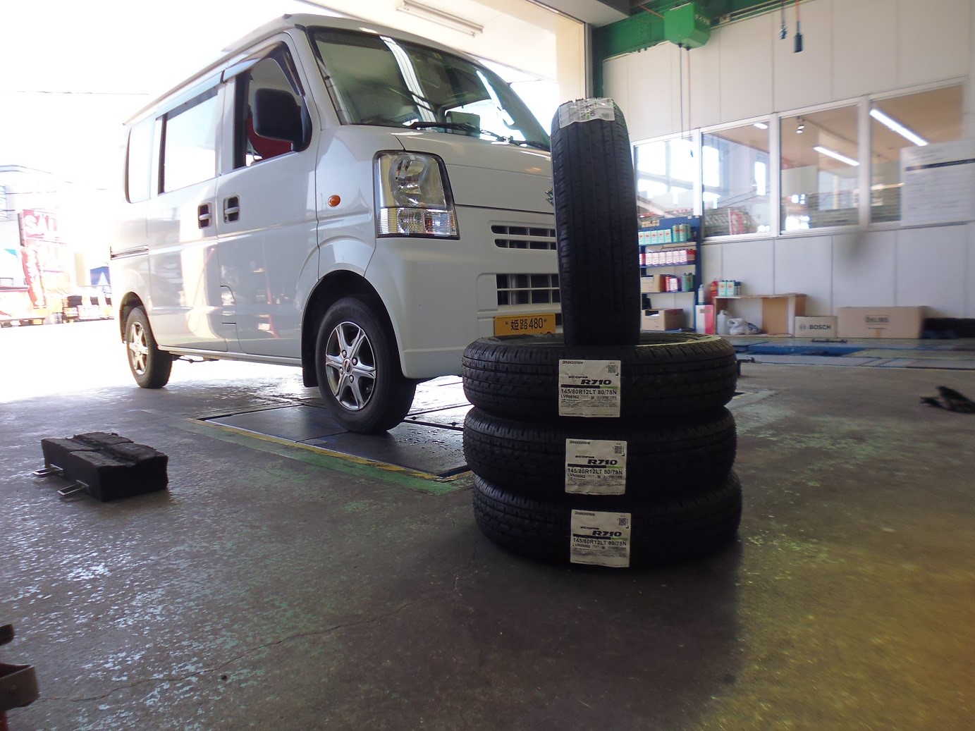 Da64型 エブリイ 軽自動車のタイヤ交換 スズキ エブリイワゴン タイヤ サービス事例 タイヤ館 加古川中央 兵庫県のタイヤ カー用品ショップ タイヤからはじまる トータルカーメンテナンス タイヤ館グループ