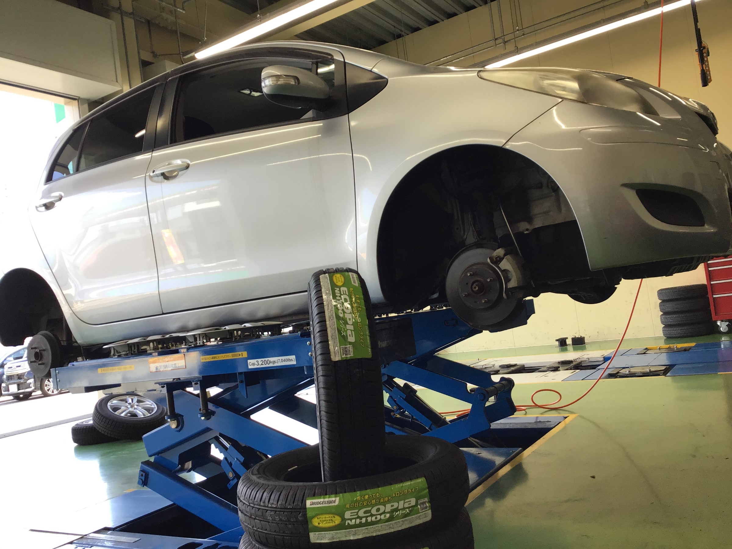 タイヤ交換 トヨタ ヴィッツ ブリヂストン エコピア Nh100c トヨタ ヴィッツ タイヤ タイヤ ホイール関連 タイヤ ホイール交換 サービス事例 タイヤ館 福山曙 タイヤからはじまる トータルカーメンテナンス タイヤ館グループ