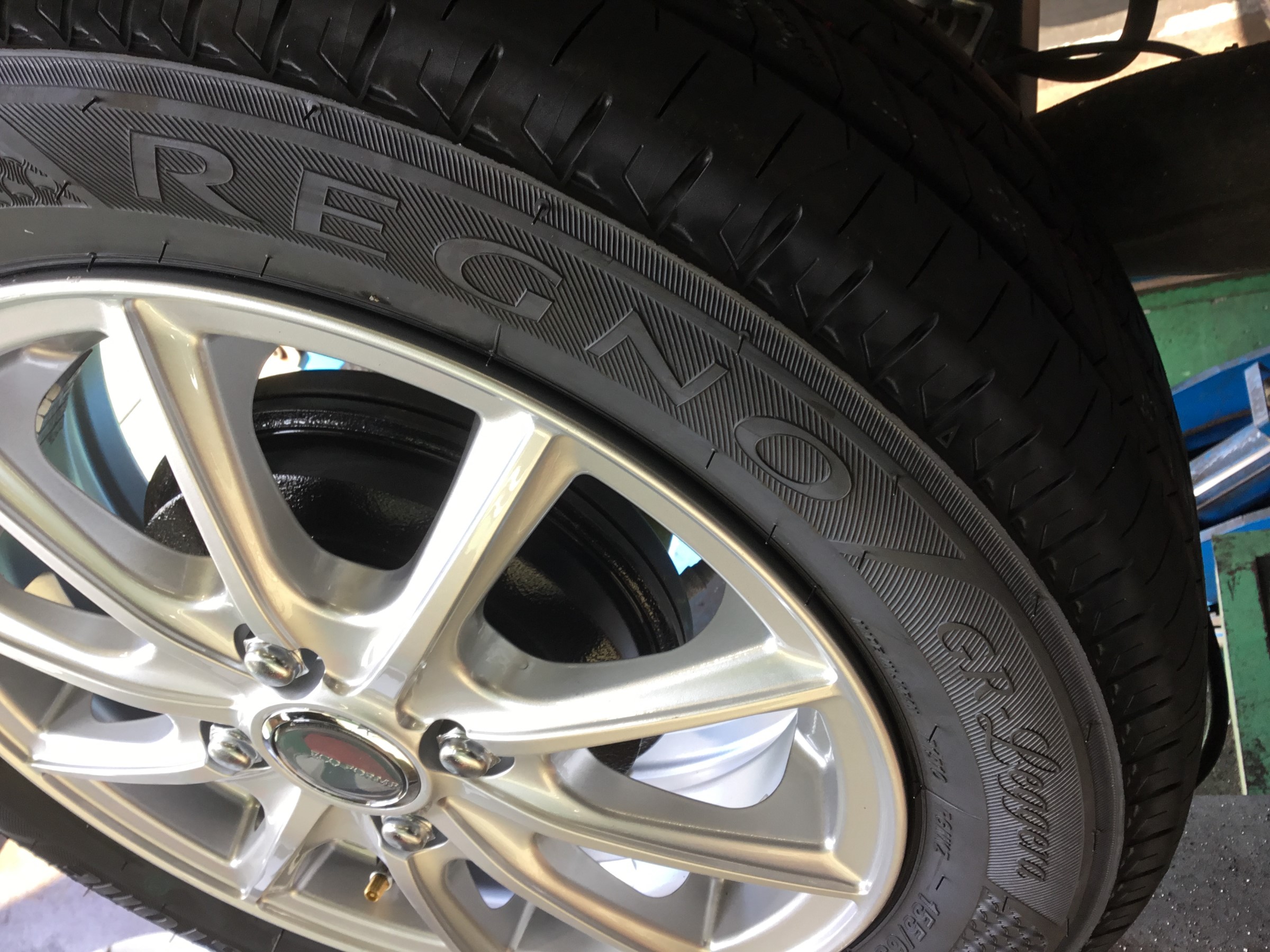 L275s型ミラ アルミホイール タイヤセット取り付けと撥水ワイパー交換 ダイハツ ミラ タイヤ タイヤ ホイール関連 タイヤ ホイール交換 技術サービスブログ タイヤ館 鎌ヶ谷 千葉県のタイヤ カー用品ショップ タイヤからはじまる トータルカー