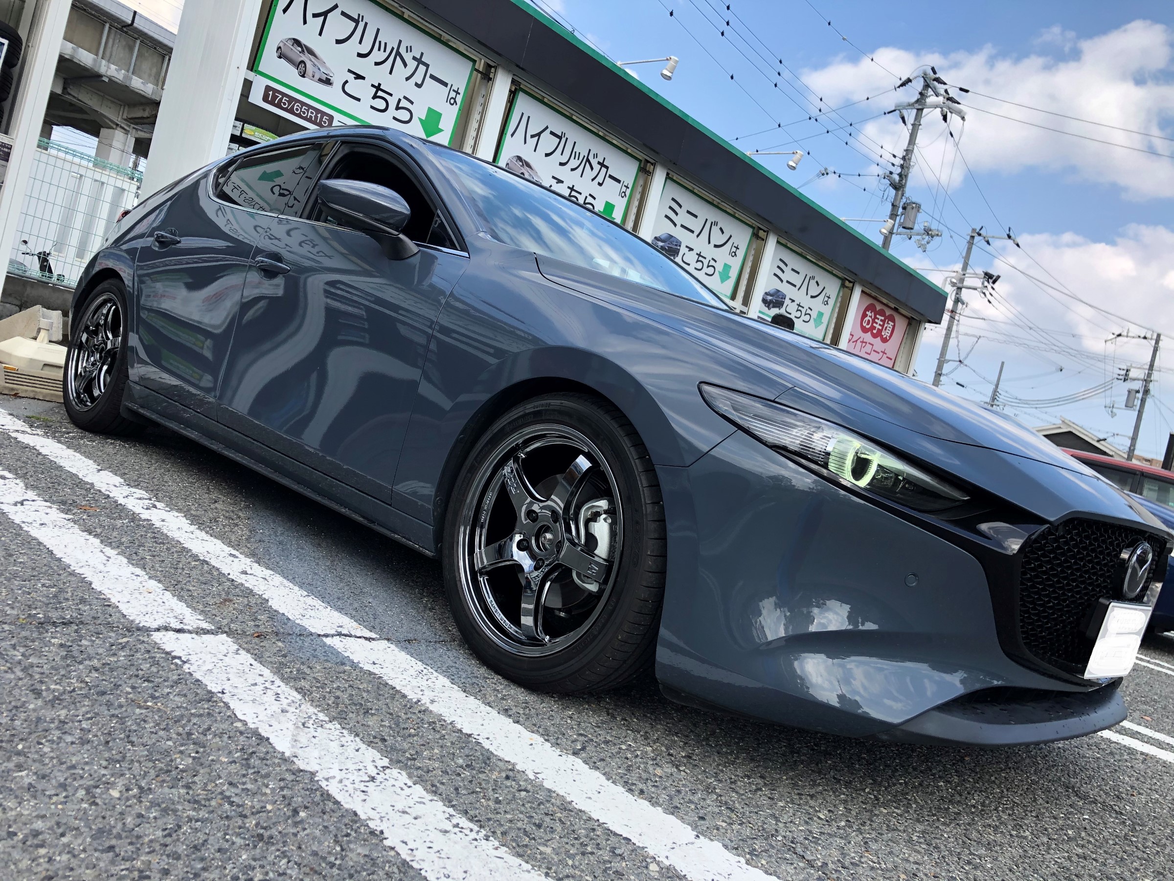 MAZDAマツダ3にダウンサス＆アルミホイール取り付けです