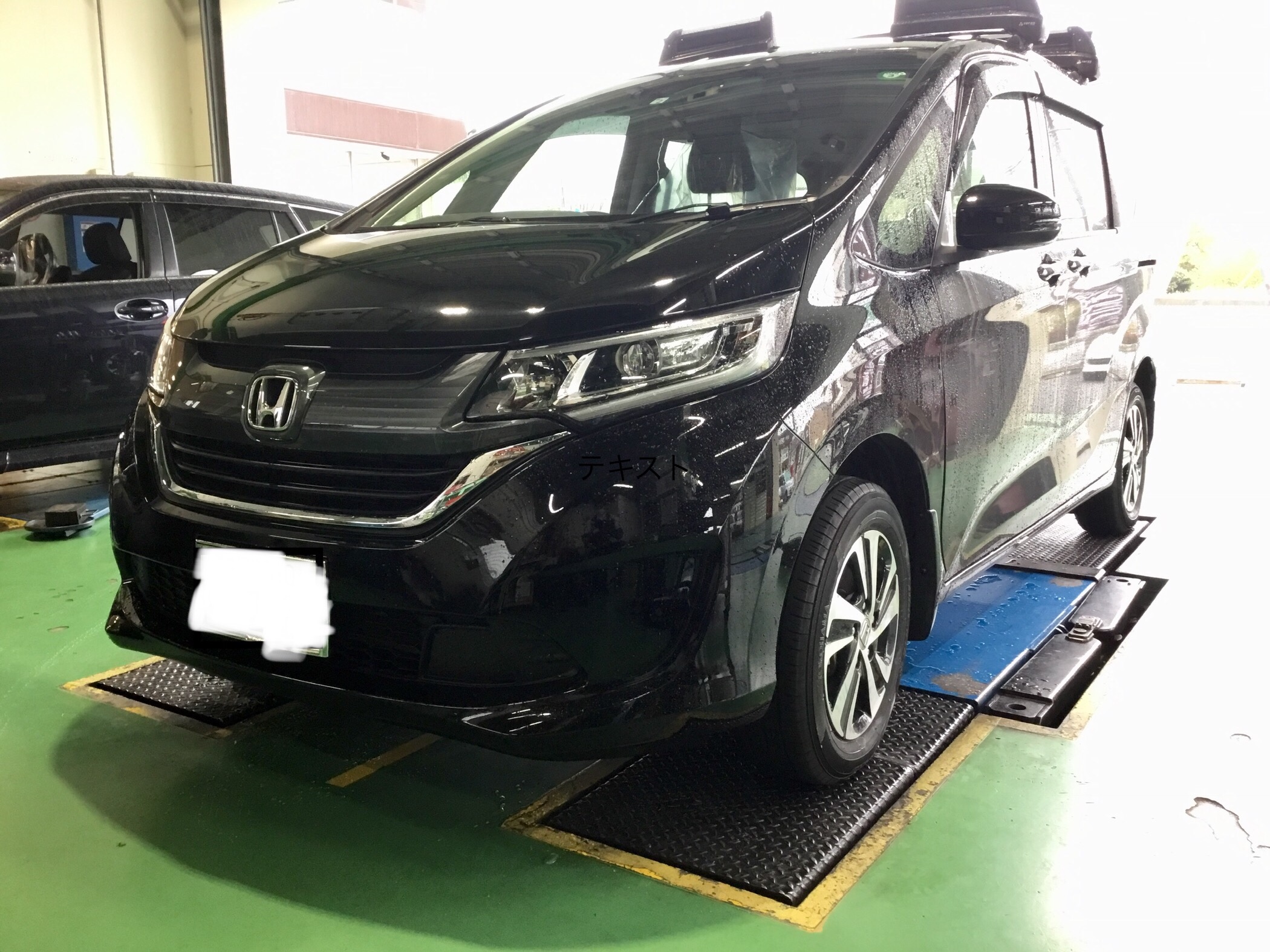 フリードエアコンフィルター交換 ホンダ フリード メンテナンス商品 サービス事例 タイヤ館 磯子 神奈川県のタイヤ カー用品ショップ タイヤからはじまる トータルカーメンテナンス タイヤ館グループ