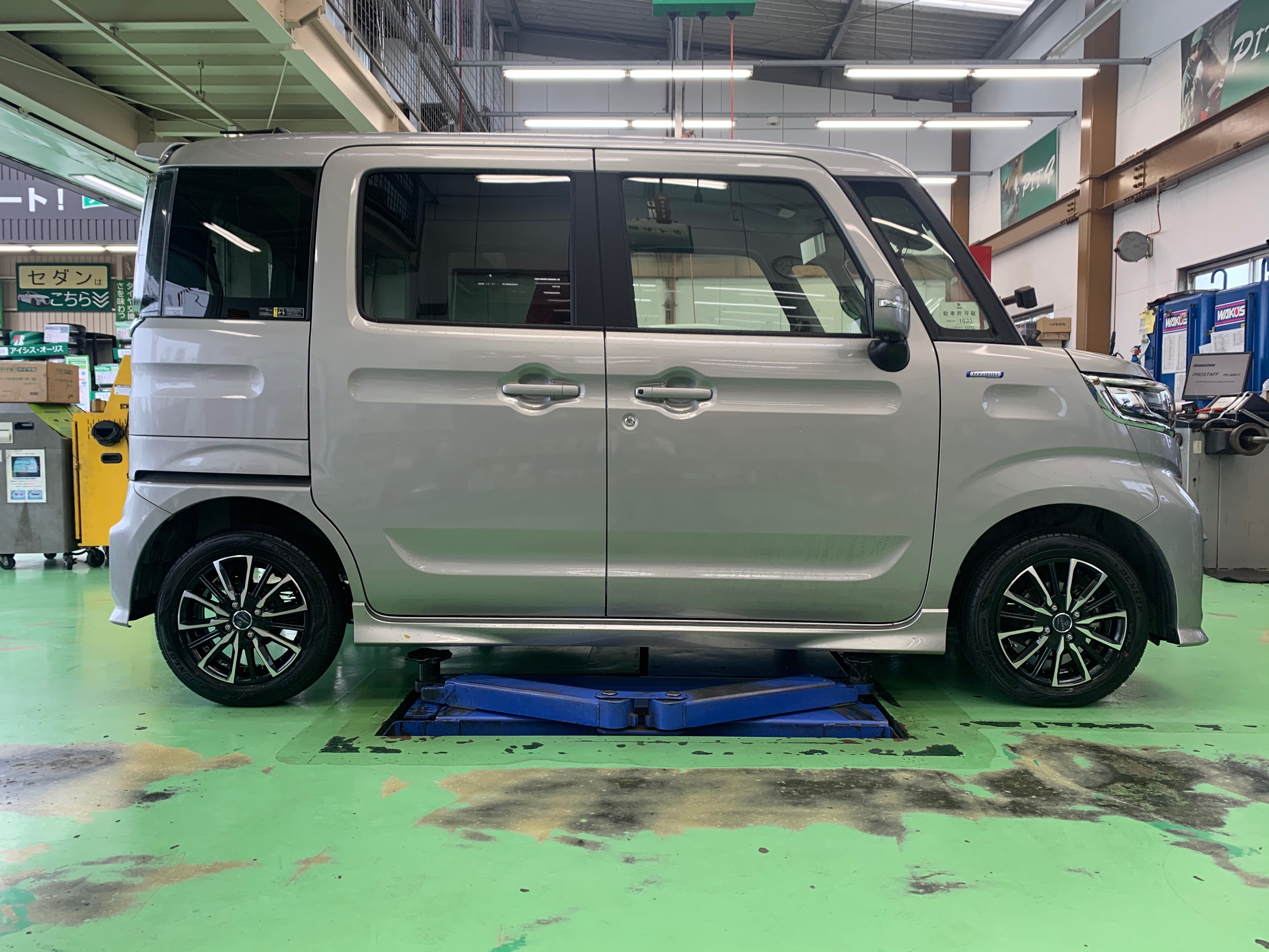 スズキ MK53S スペーシア】ダウンサス取り付けのご紹介です | スズキ スペーシアカスタム タイヤ パーツ取付 > サスペンション取付 | サービス事例 | タイヤ館 阿見 | 茨城県のタイヤ、カー用品ショップ タイヤからはじまる、トータルカーメンテナンス タイヤ館グループ スズキ MK53S スペーシア】ダウンサス取り付けのご紹介です | スズキ スペーシアカスタム タイヤ パーツ取付 > サスペンション取付 | サービス事例 | タイヤ館 阿見 | 茨城県のタイヤ、カー用品ショップ タイヤからはじまる、トータルカーメンテナンス タイヤ館グループ
