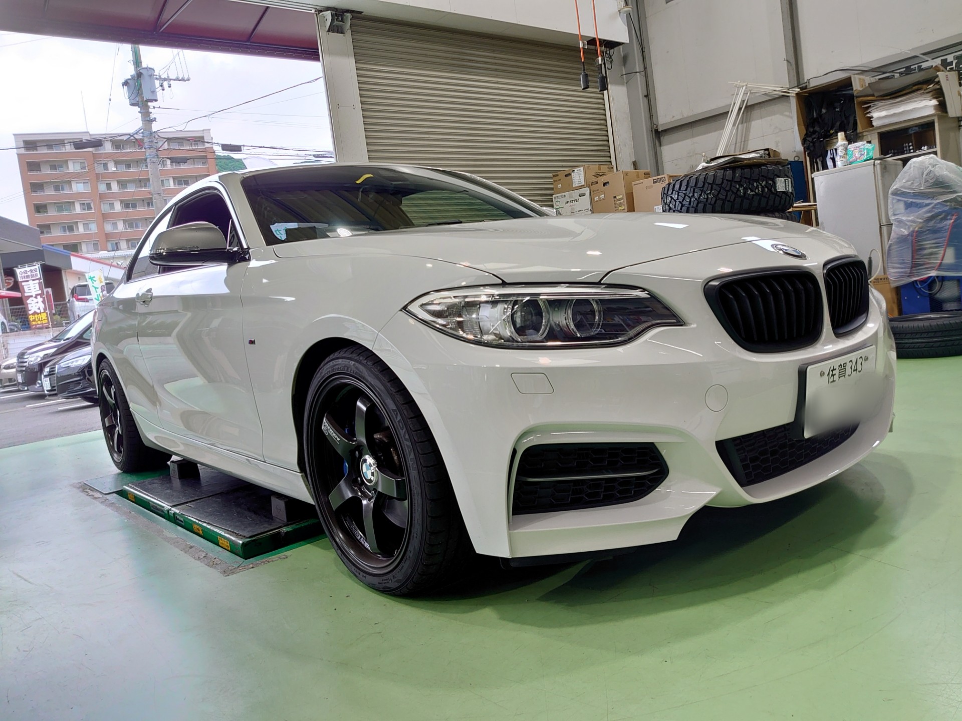 BMW F22 M235 の ヘッドライト STEK プロテクション フィルム施工しました。 | BMW 2シリーズ その他 外装・内装取付 >  エアロ取付 | 技術サービス施工事例 | タイヤ館 福岡東 | タイヤからはじまる、トータルカーメンテナンス タイヤ館グループ