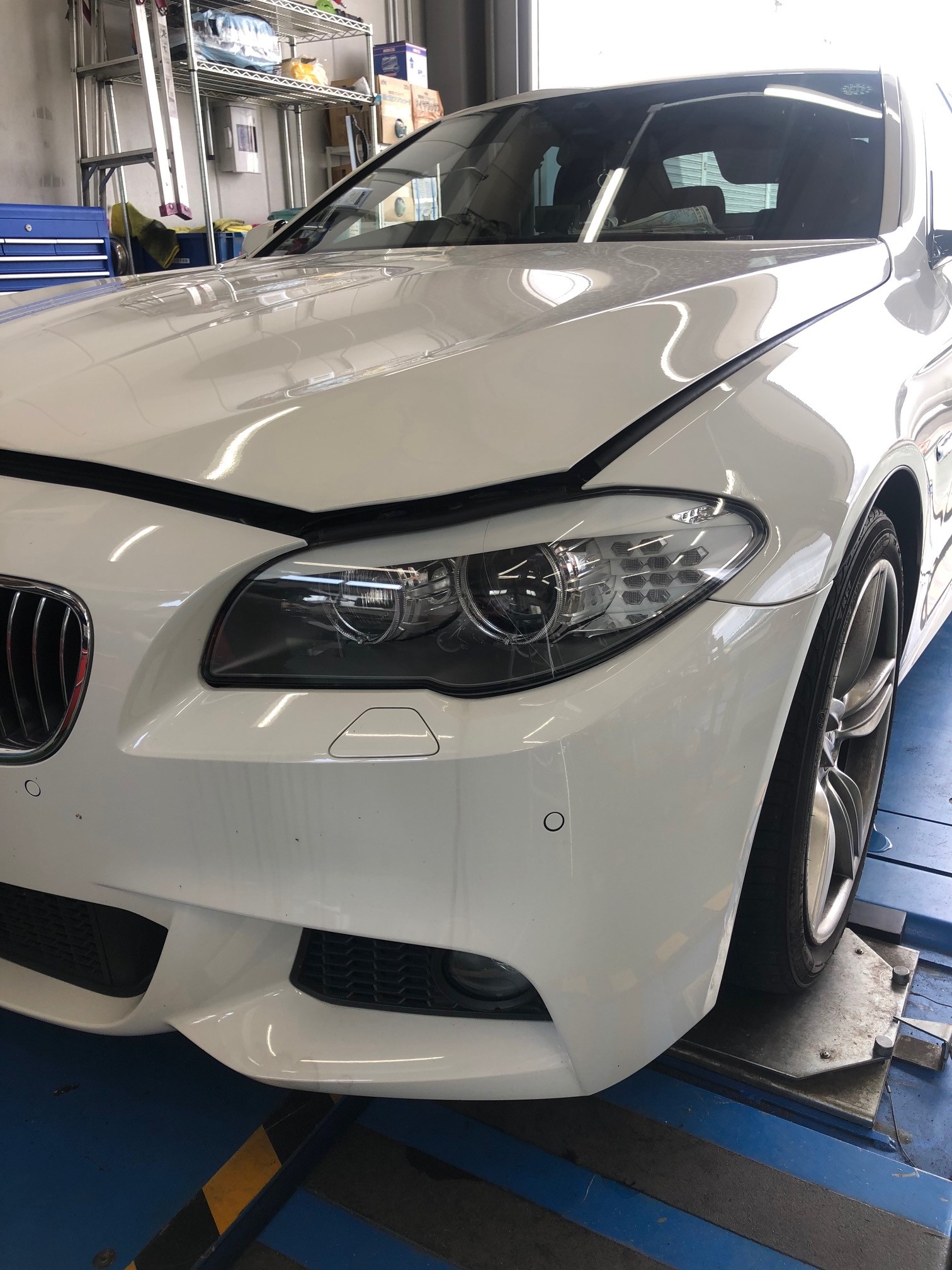 最近増えています Bmw ５シリーズ F10 室内水漏れ ｽﾃｱﾘﾝｸﾞ異常点灯 Bmw 5シリーズ サービス事例 タイヤ館 多摩境 タイヤからはじまる トータルカーメンテナンス タイヤ館グループ