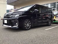 トヨタ・ヴォクシー（ZRR80）に、KYB・ローファースポーツKIT