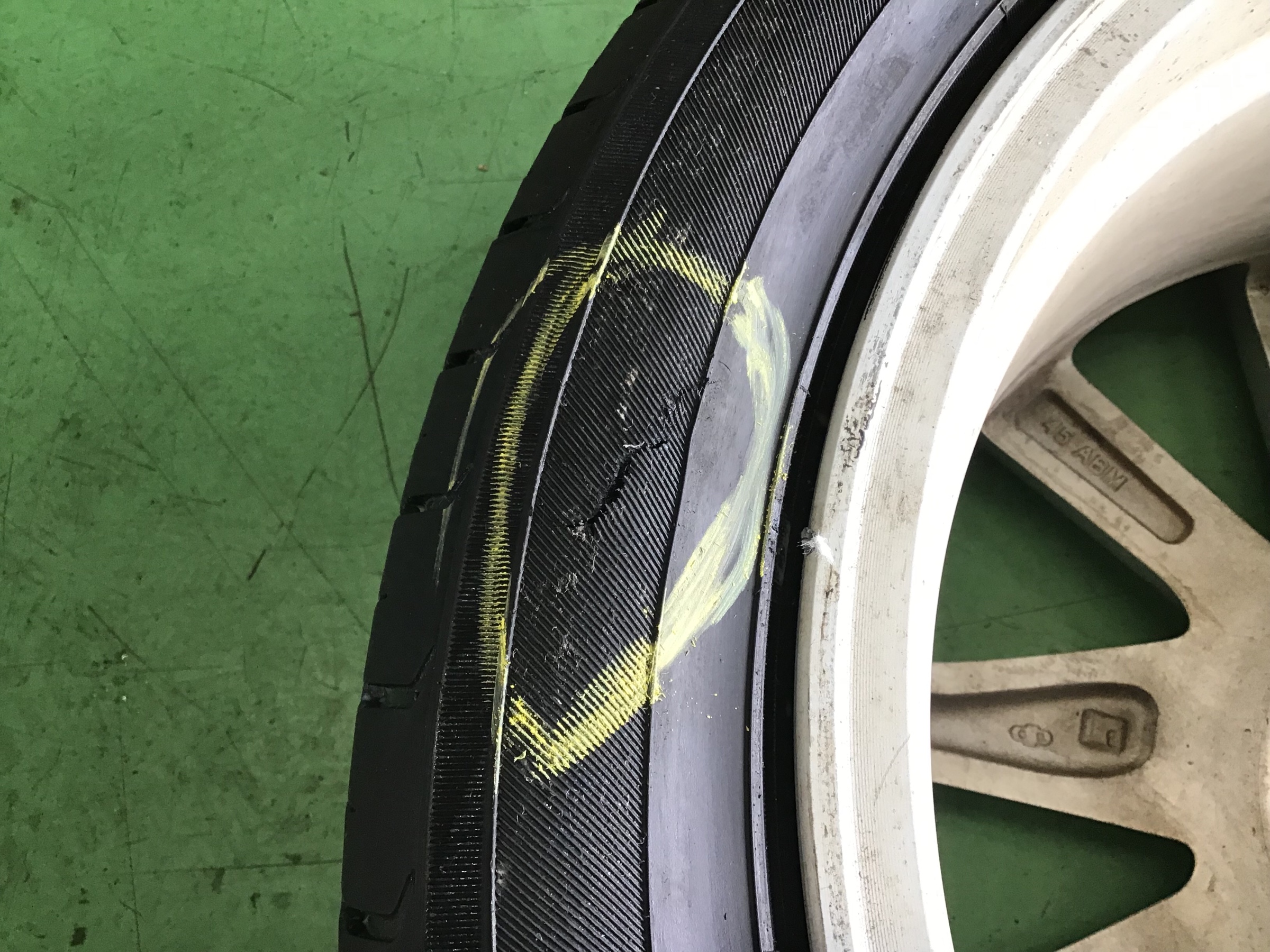 プリウスa パンクからのタイヤ1本交換 サービス事例 タイヤ館 西船橋 千葉県のタイヤ カー用品ショップ タイヤからはじまる トータルカーメンテナンス タイヤ館グループ