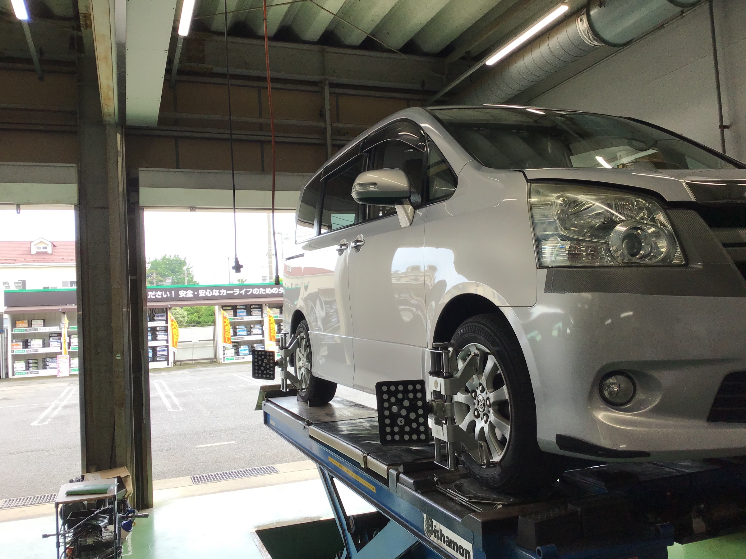 Toyota ノア アライメント実施中 トヨタ ノア その他 タイヤ ホイール関連 ４輪トータルアライメント調整 サービス事例 タイヤ館 西船橋 千葉県のタイヤ カー用品ショップ タイヤからはじまる トータルカーメンテナンス タイヤ館グループ